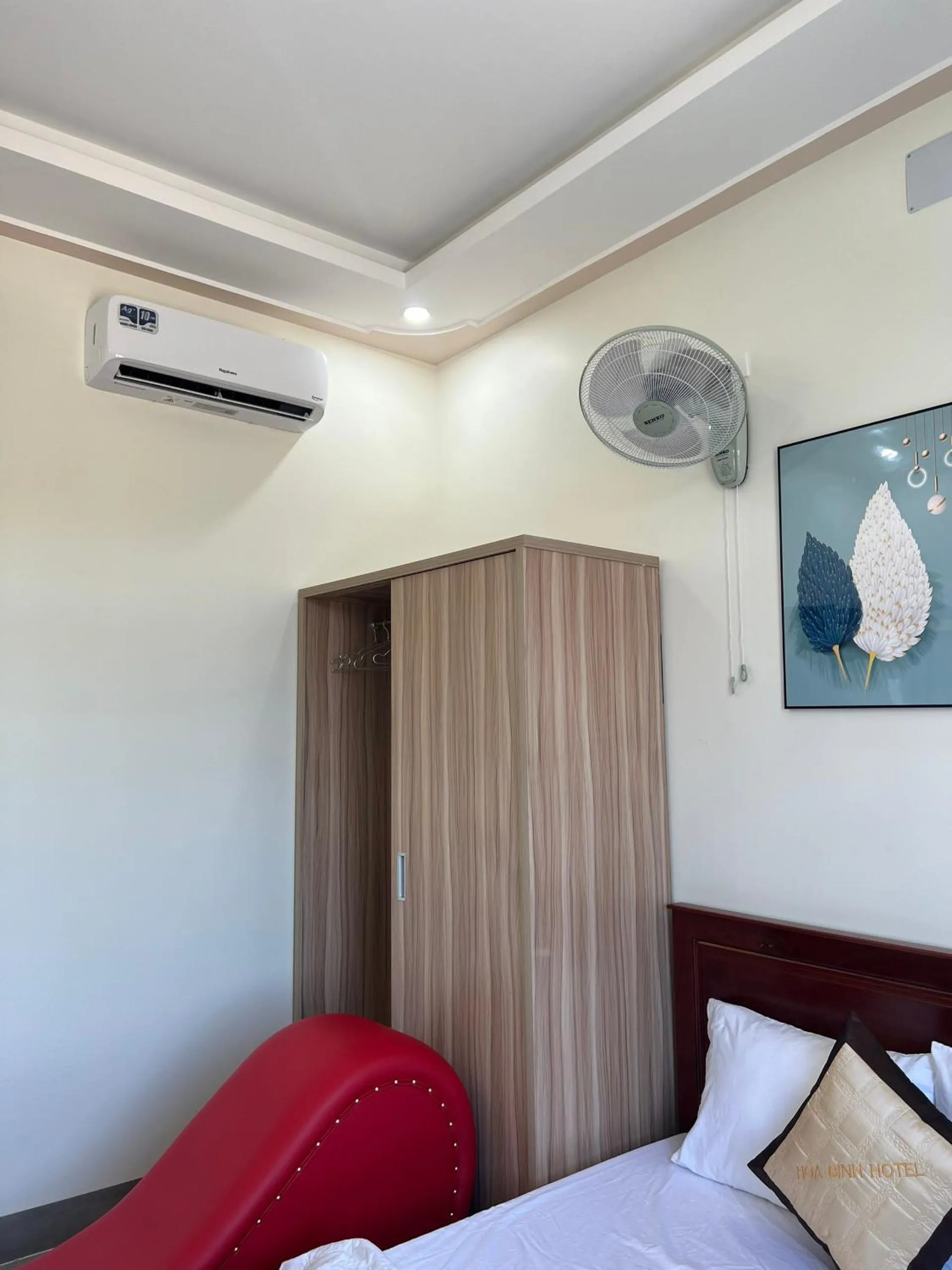 wardrobe, Bed in Hotel Hòa Bình