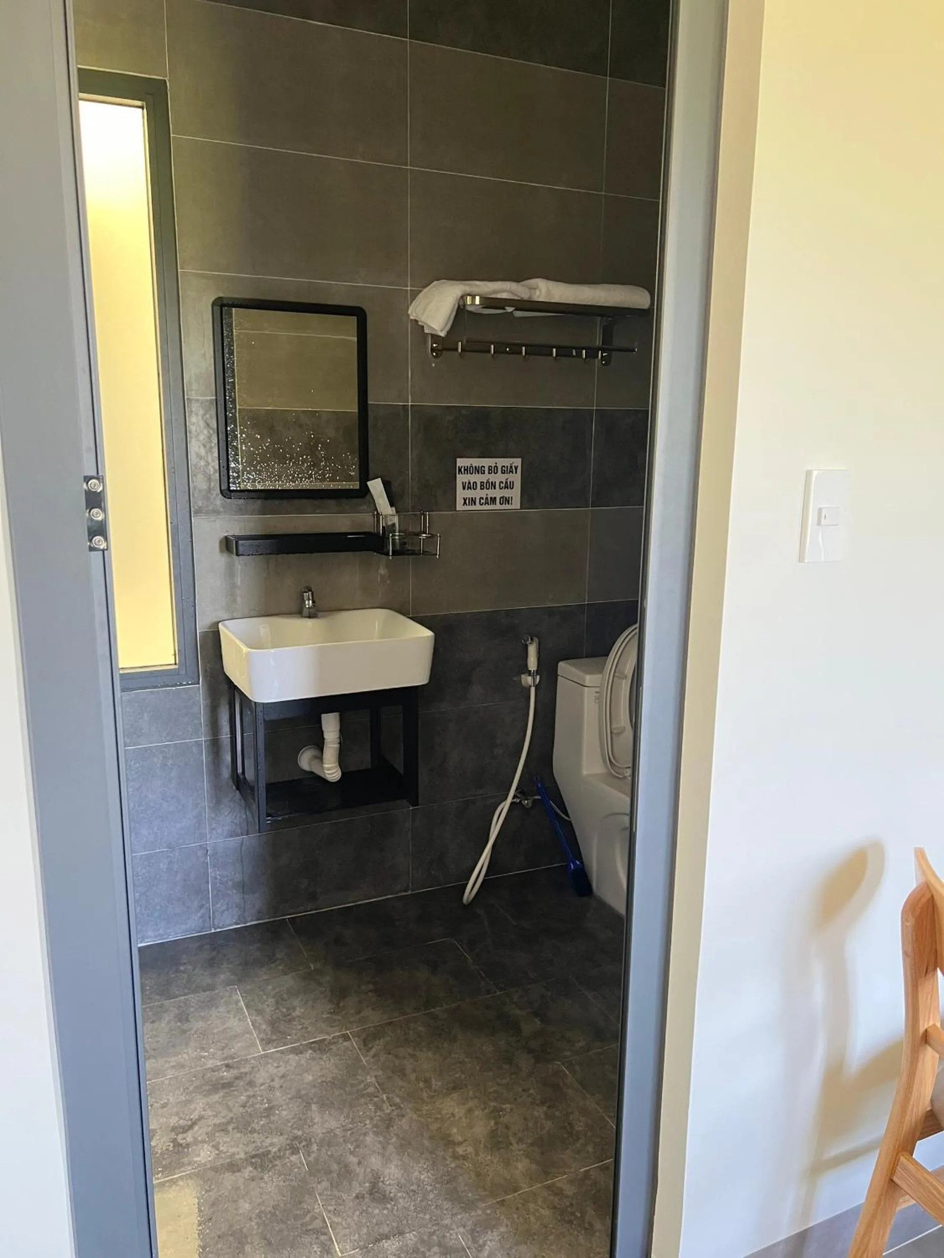 Toilet in Hotel Hòa Bình