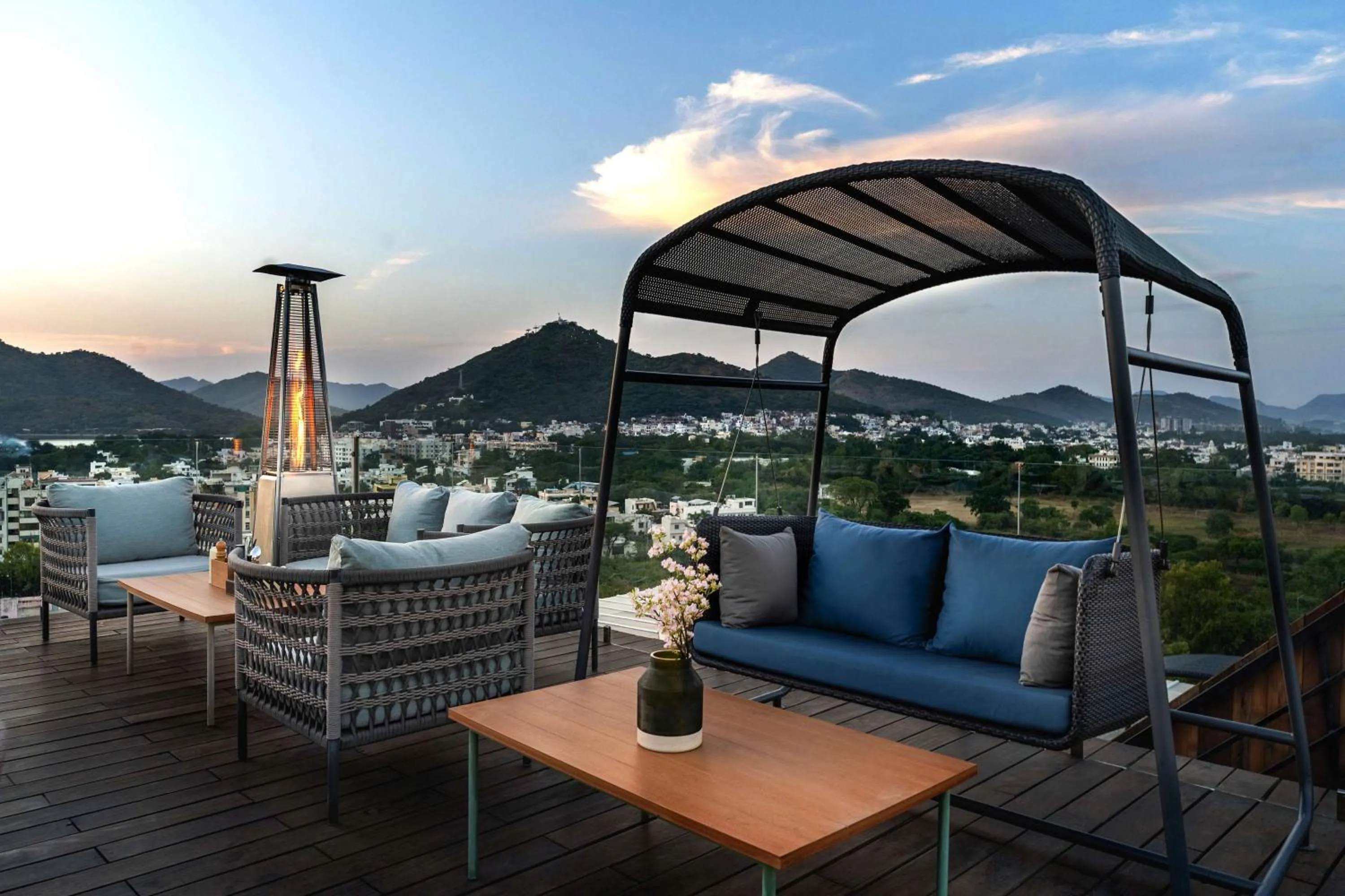 Lounge or bar in Parallel Hotel Udaipur, a member of Radisson Individuals