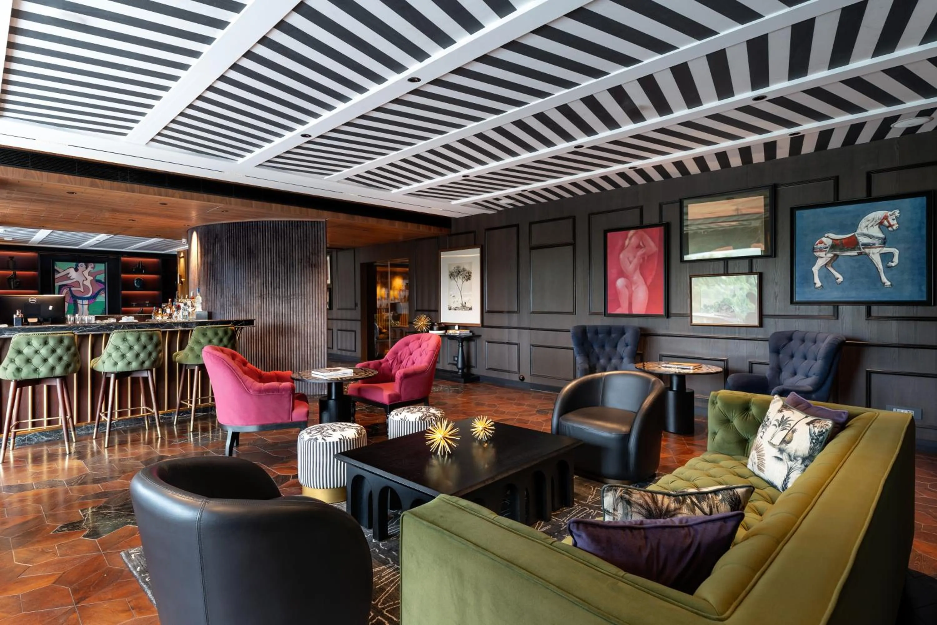 Lounge or bar in Parallel Hotel Udaipur, a member of Radisson Individuals