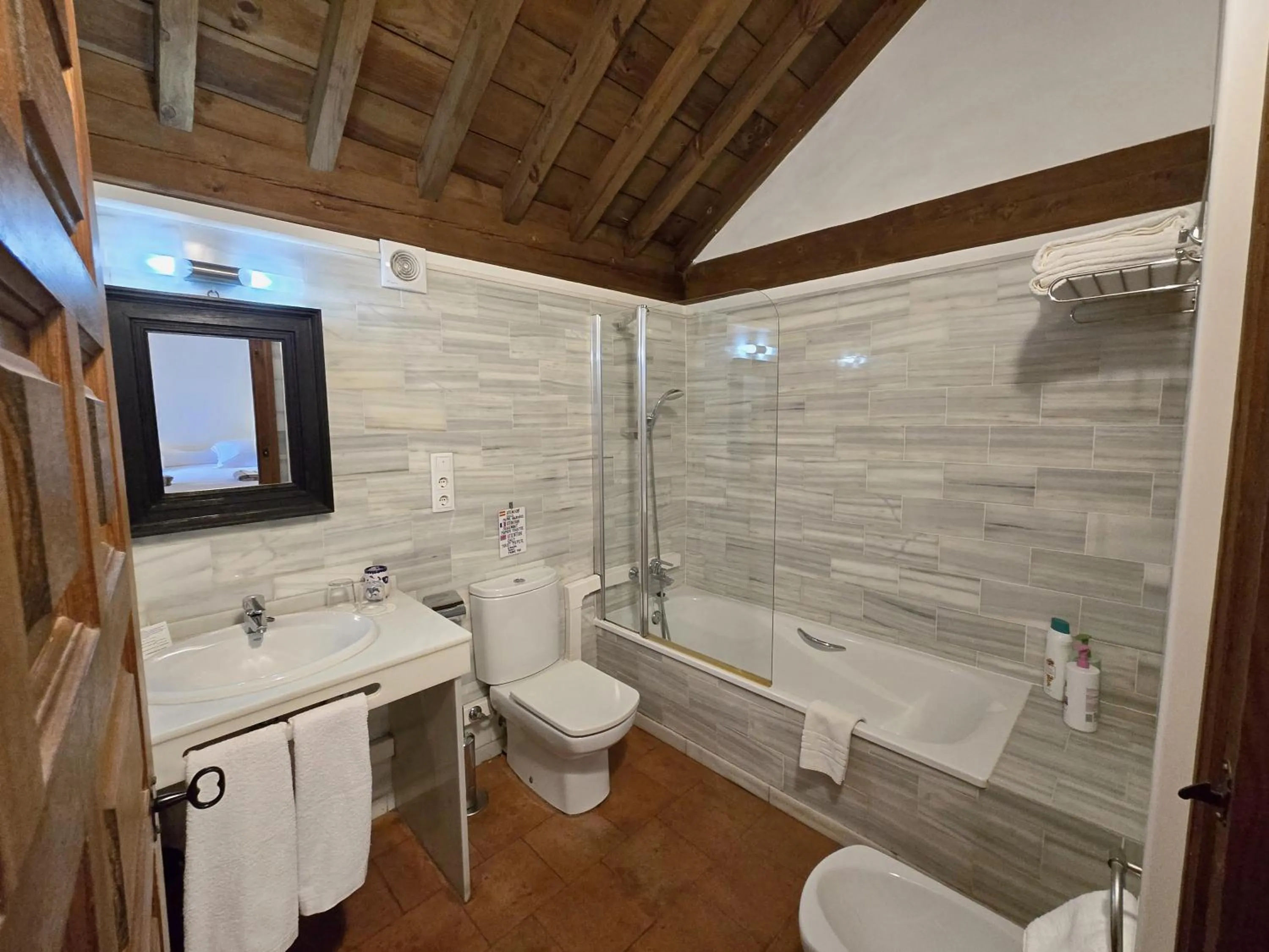 Toilet in Hotel Santa Isabel La Real