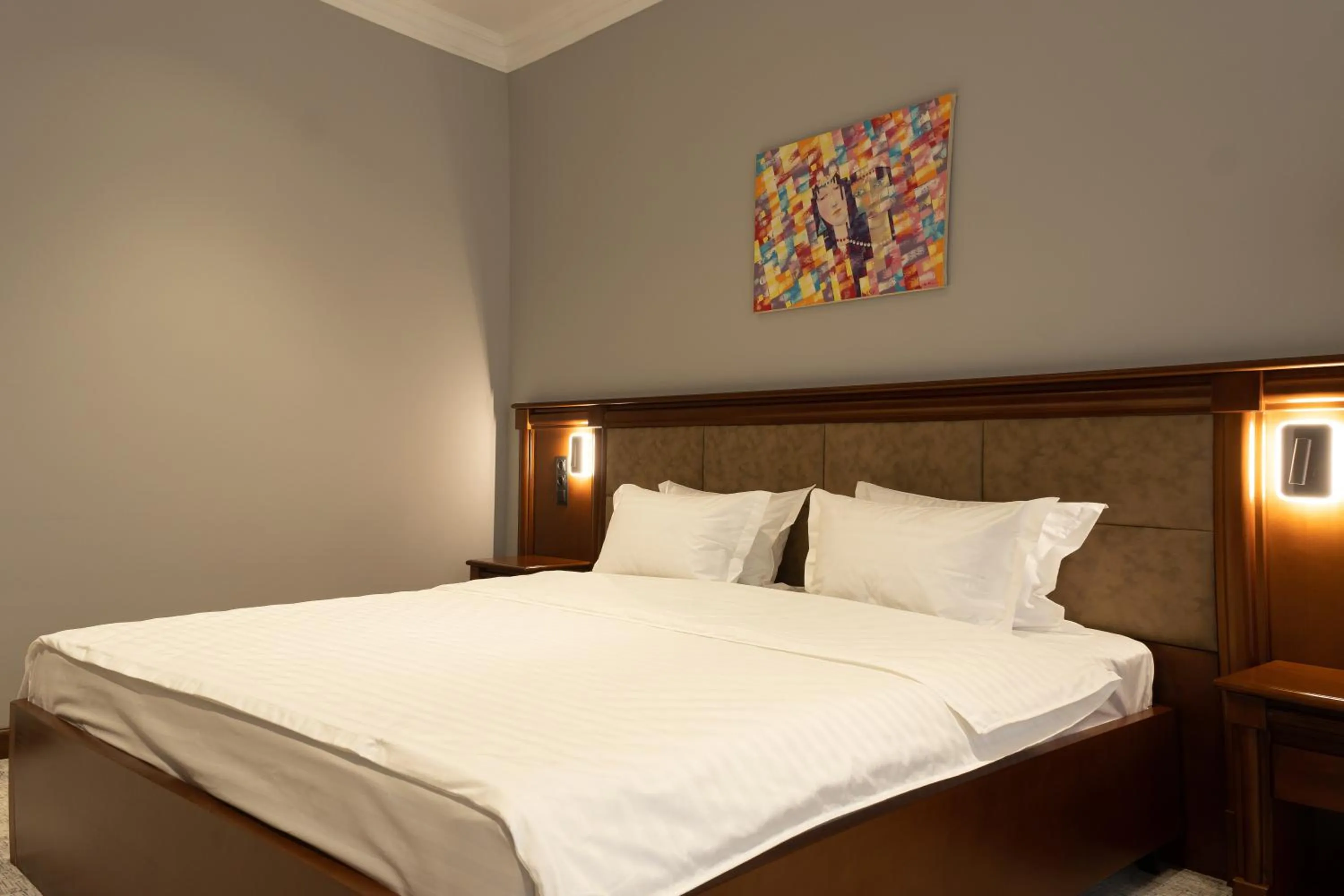 Bedroom, Bed in Mir Luxe Plaza