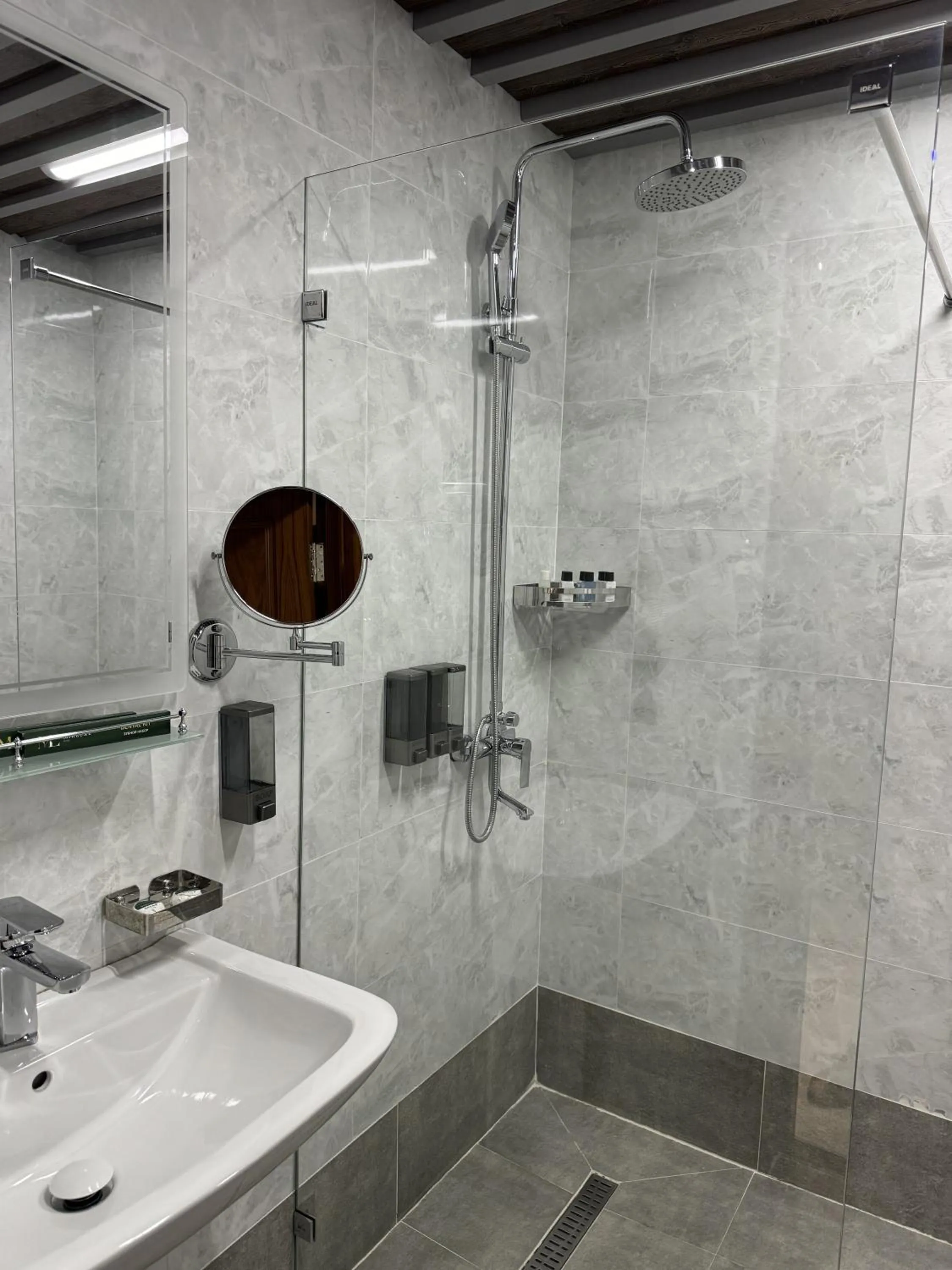 Shower in Mir Luxe Plaza