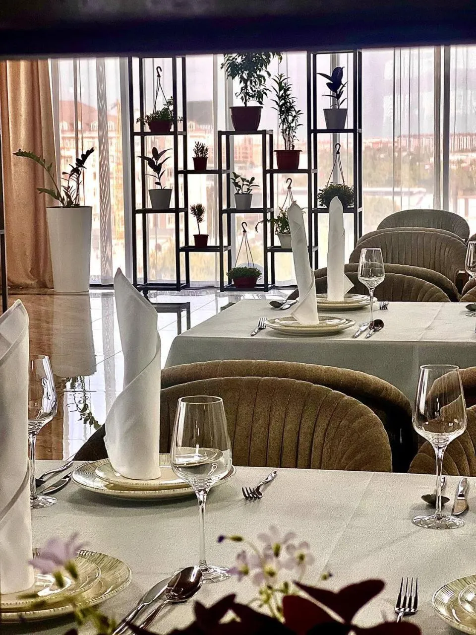 Restaurant/places to eat in Mir Luxe Plaza