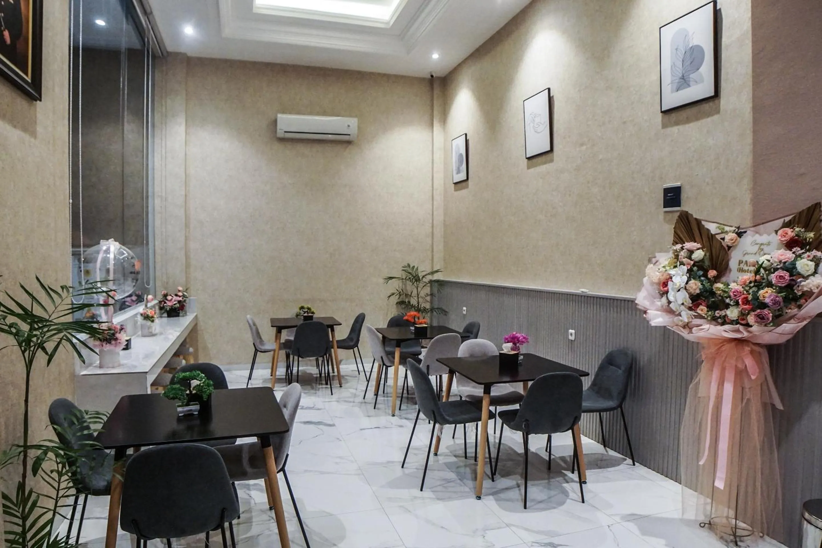 Lobby or reception in SUPER OYO Capital O 92066 Papakoel Hotel & Cafe
