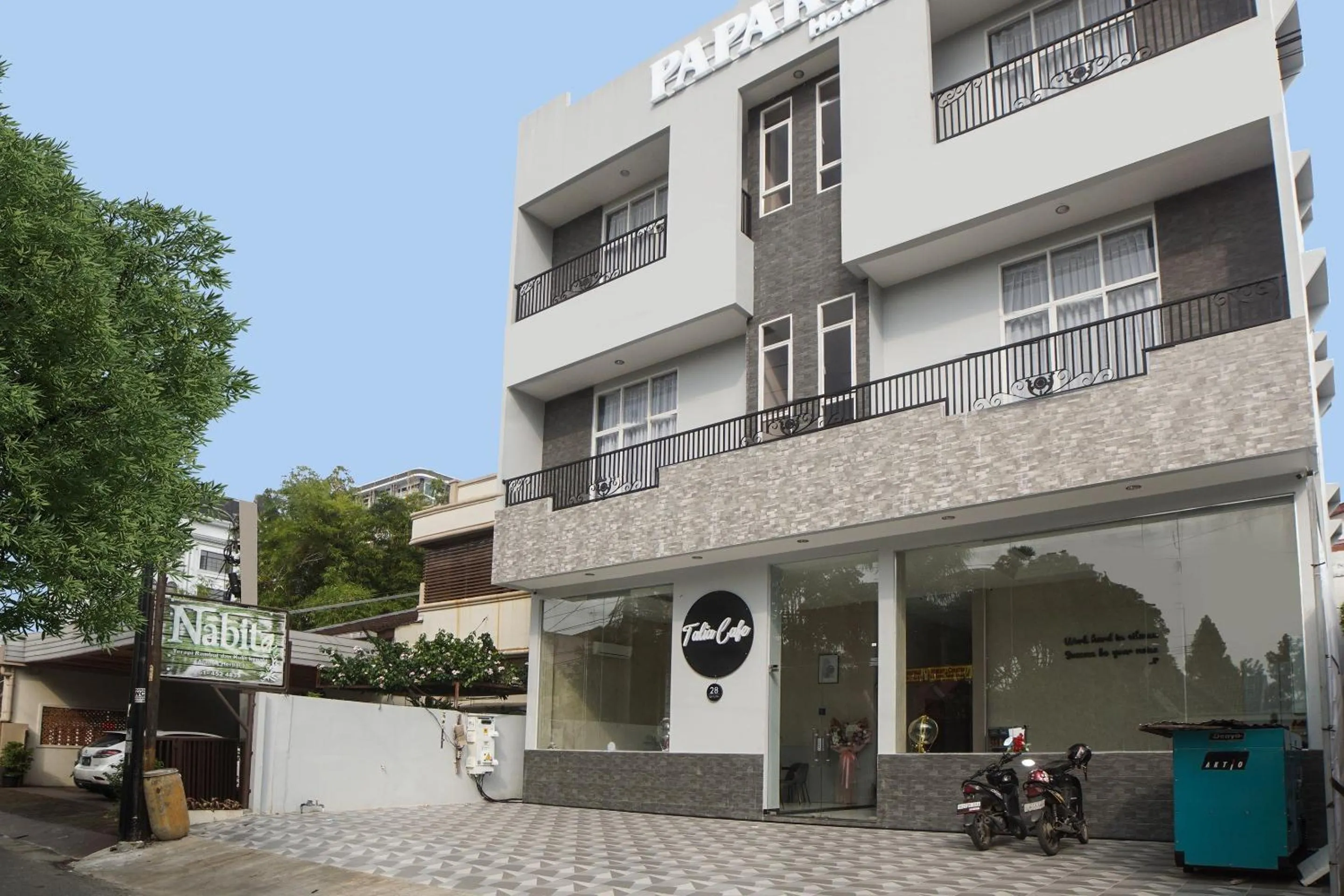 Facade/entrance in SUPER OYO Capital O 92066 Papakoel Hotel & Cafe