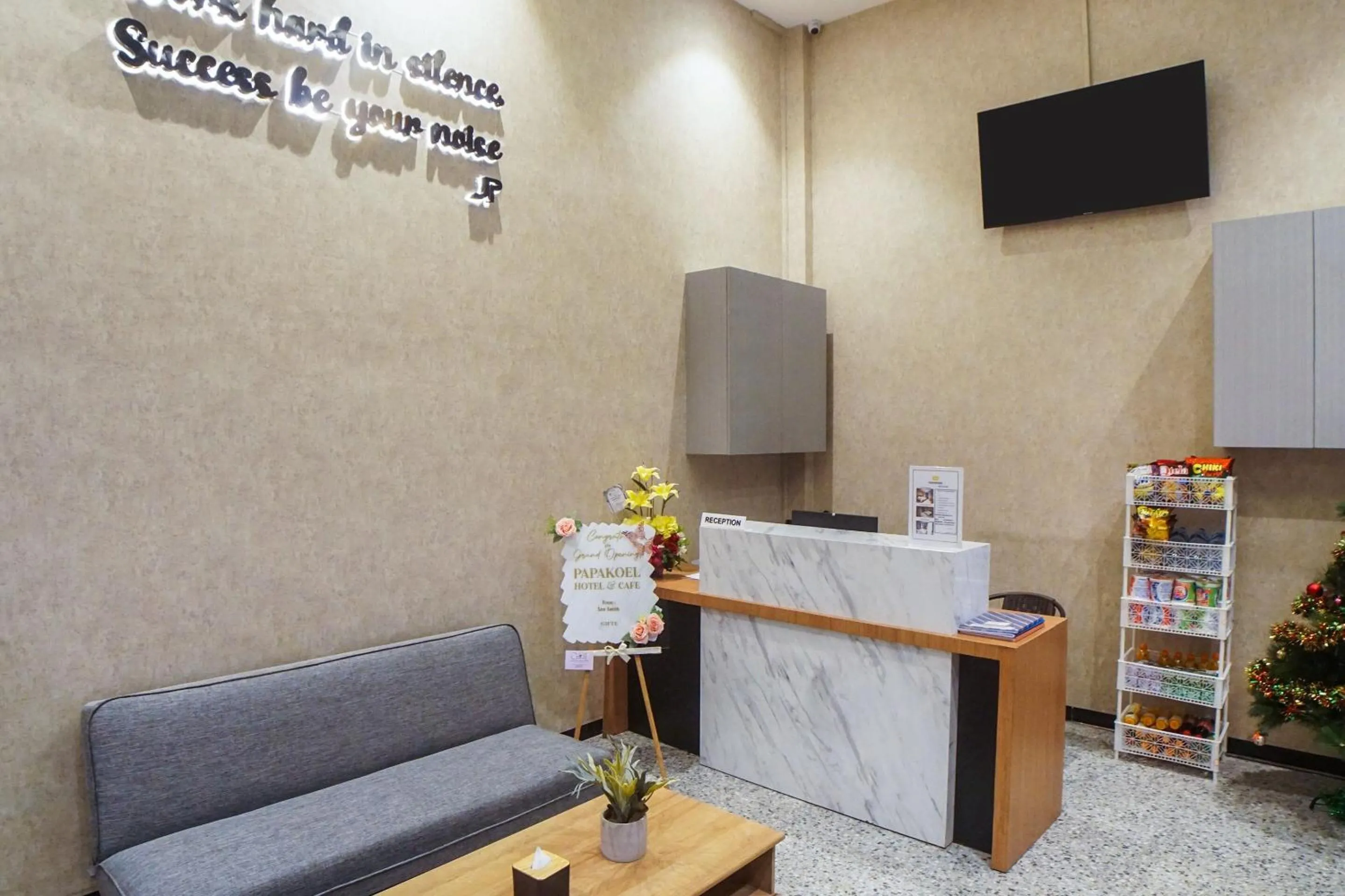 Lobby or reception in SUPER OYO Capital O 92066 Papakoel Hotel & Cafe