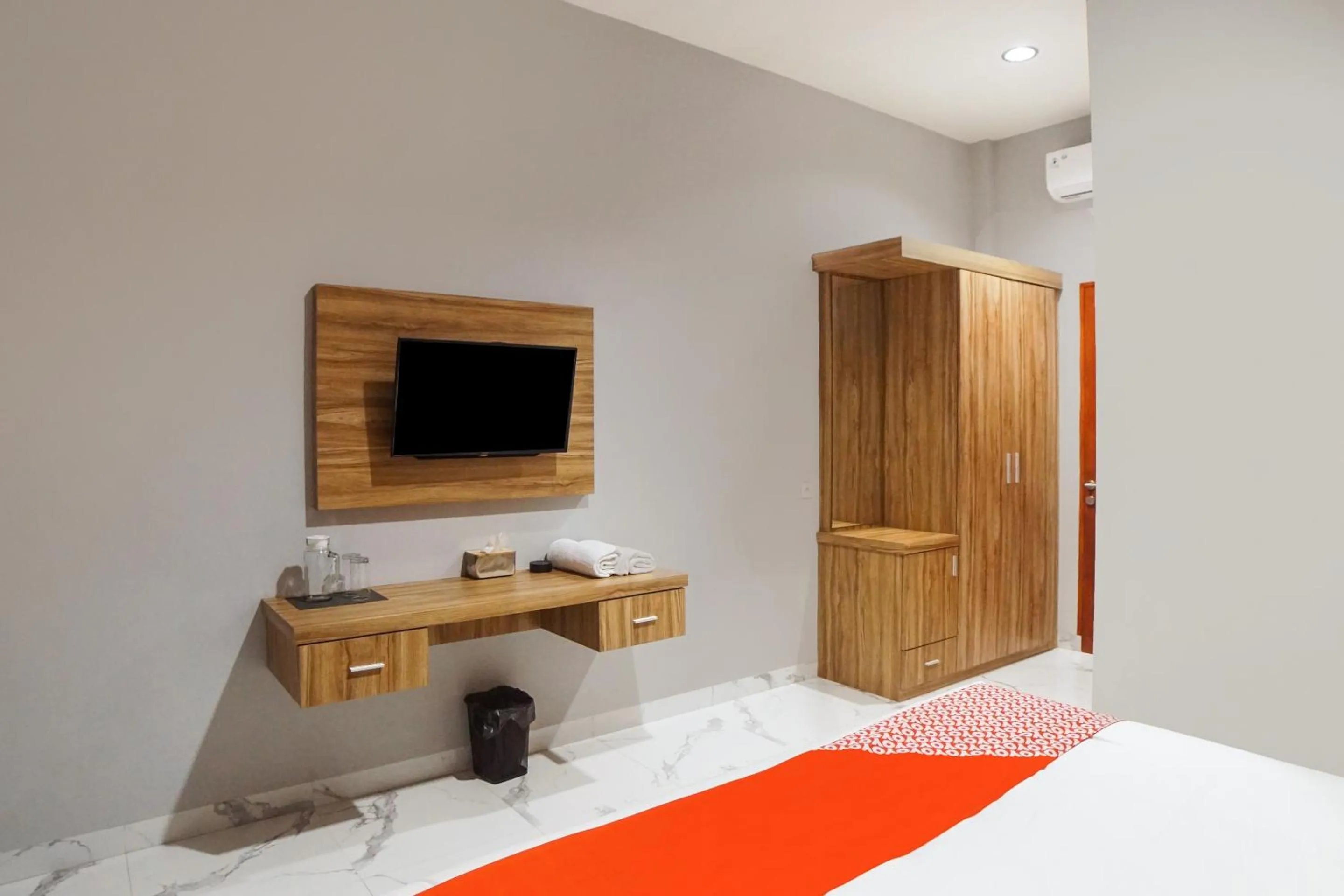 Bedroom, Bed in SUPER OYO Capital O 92066 Papakoel Hotel & Cafe