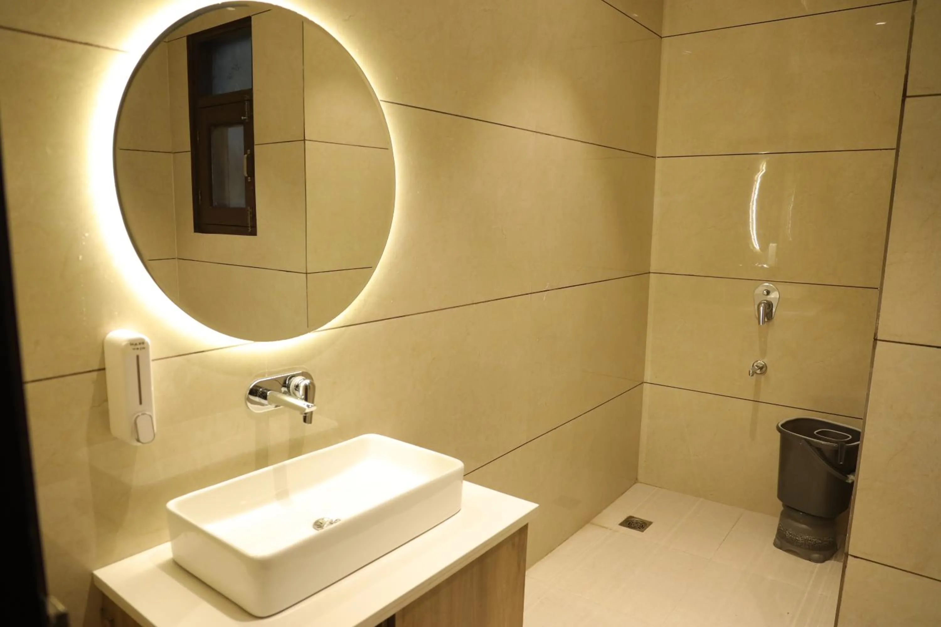Bathroom in Hotel Crown Savoy, Near Railway Station & GURU NANAK DEV UNIVERSITY