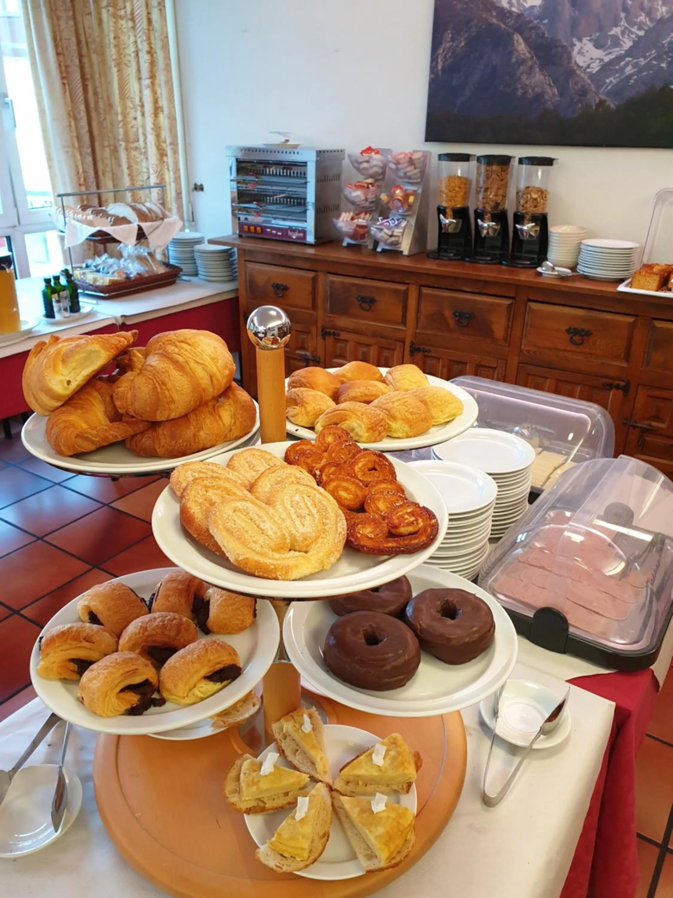 Breakfast in Hotel Naranjo De Bulnes