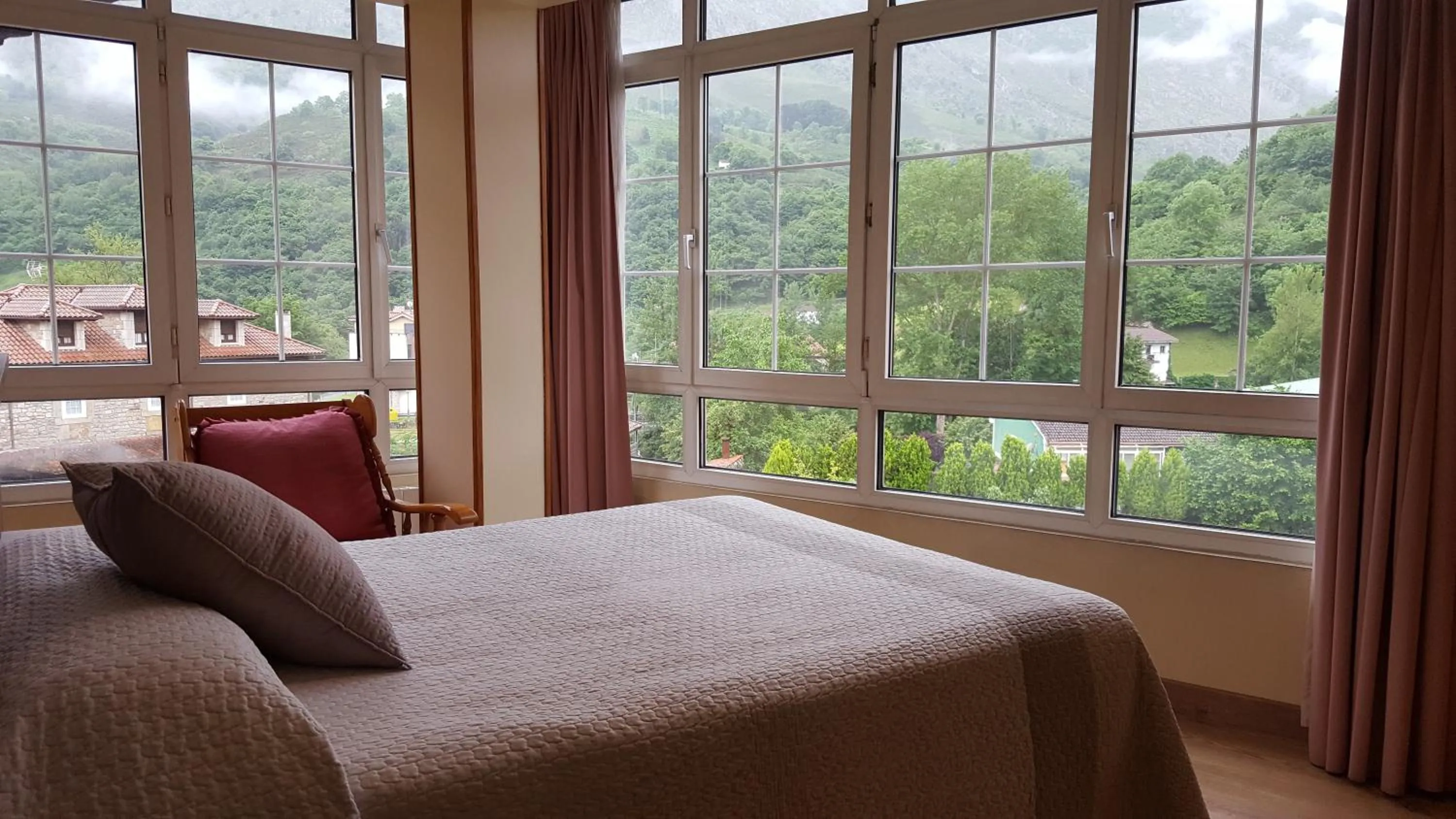 Photo of the whole room, Bed in Hotel Naranjo De Bulnes