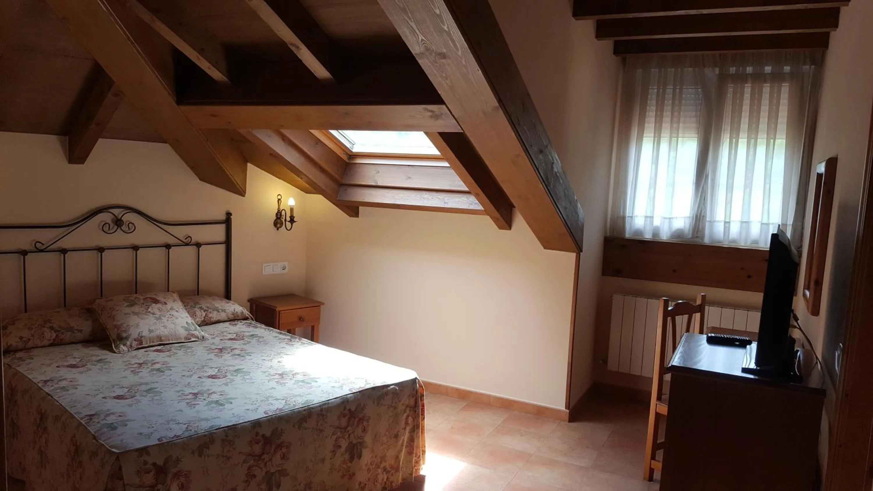 Bedroom, Bed in Hotel Naranjo De Bulnes