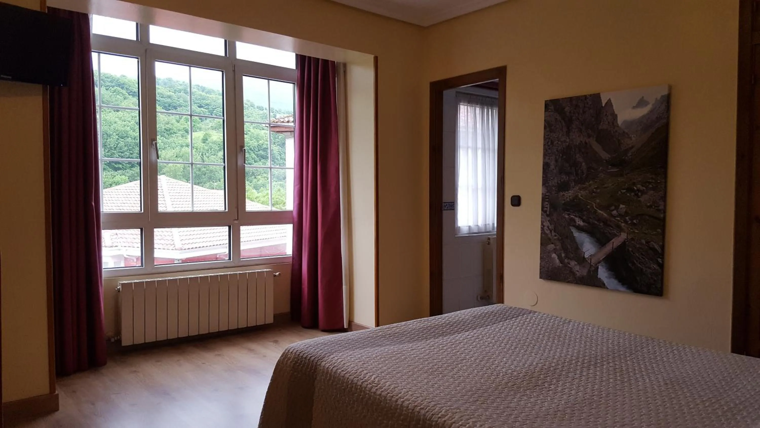Bedroom, Bed in Hotel Naranjo De Bulnes