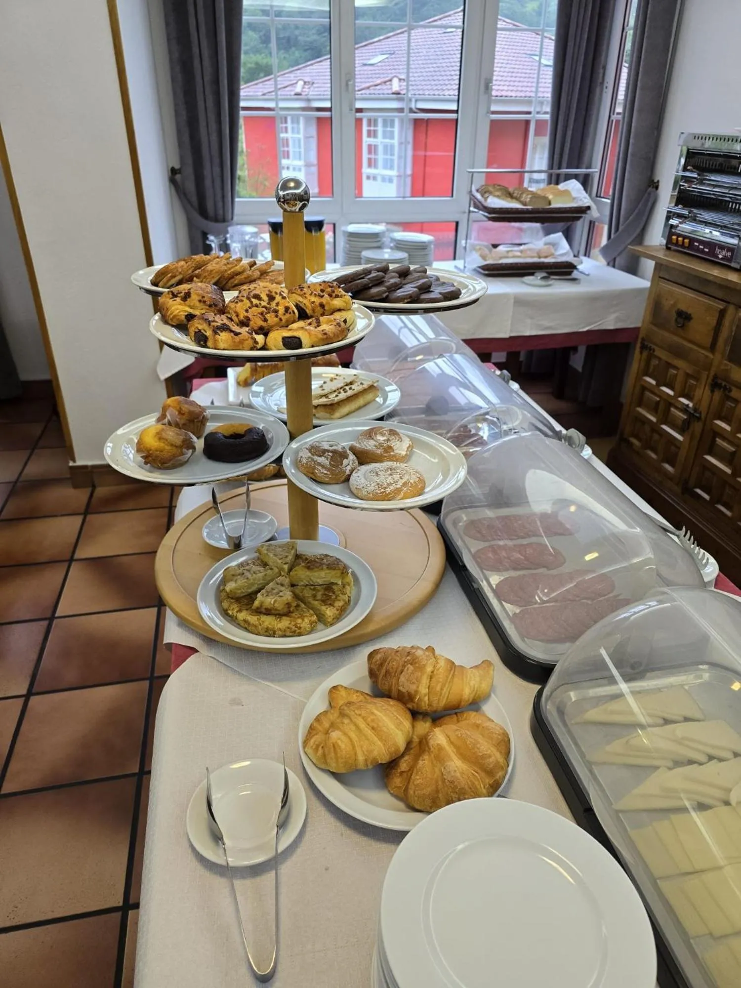 Breakfast in Hotel Naranjo De Bulnes