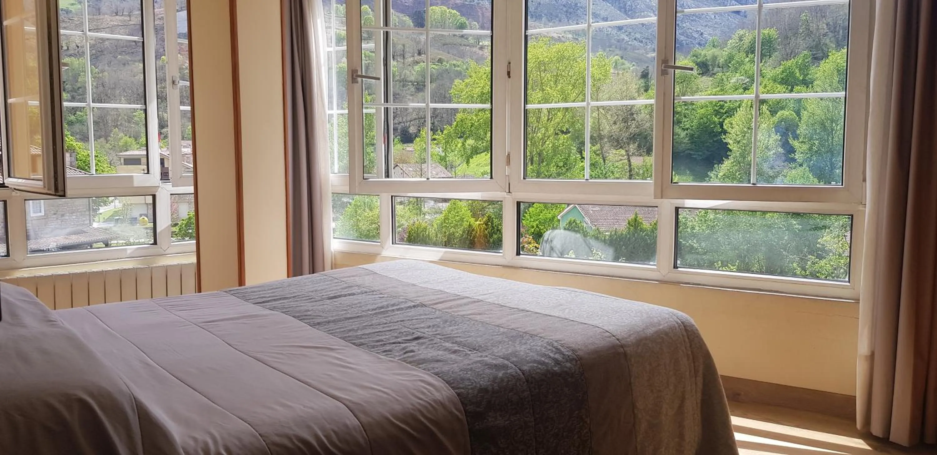 Mountain view, Bed in Hotel Naranjo De Bulnes