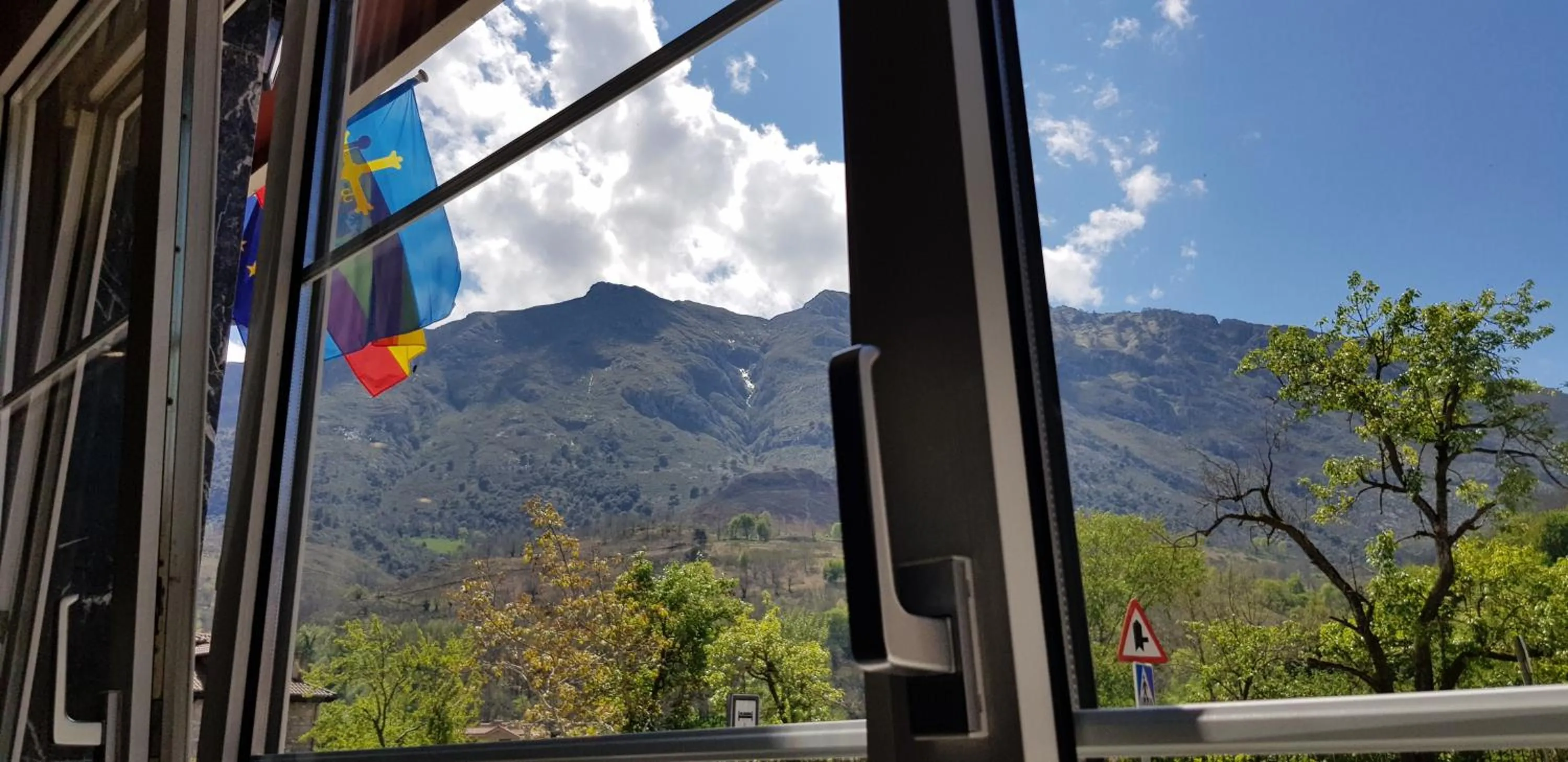 Lounge or bar in Hotel Naranjo De Bulnes