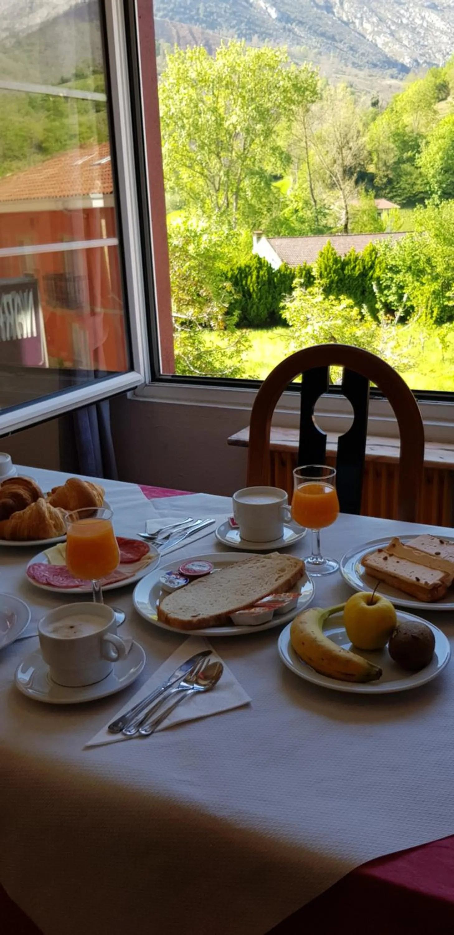 Breakfast in Hotel Naranjo De Bulnes