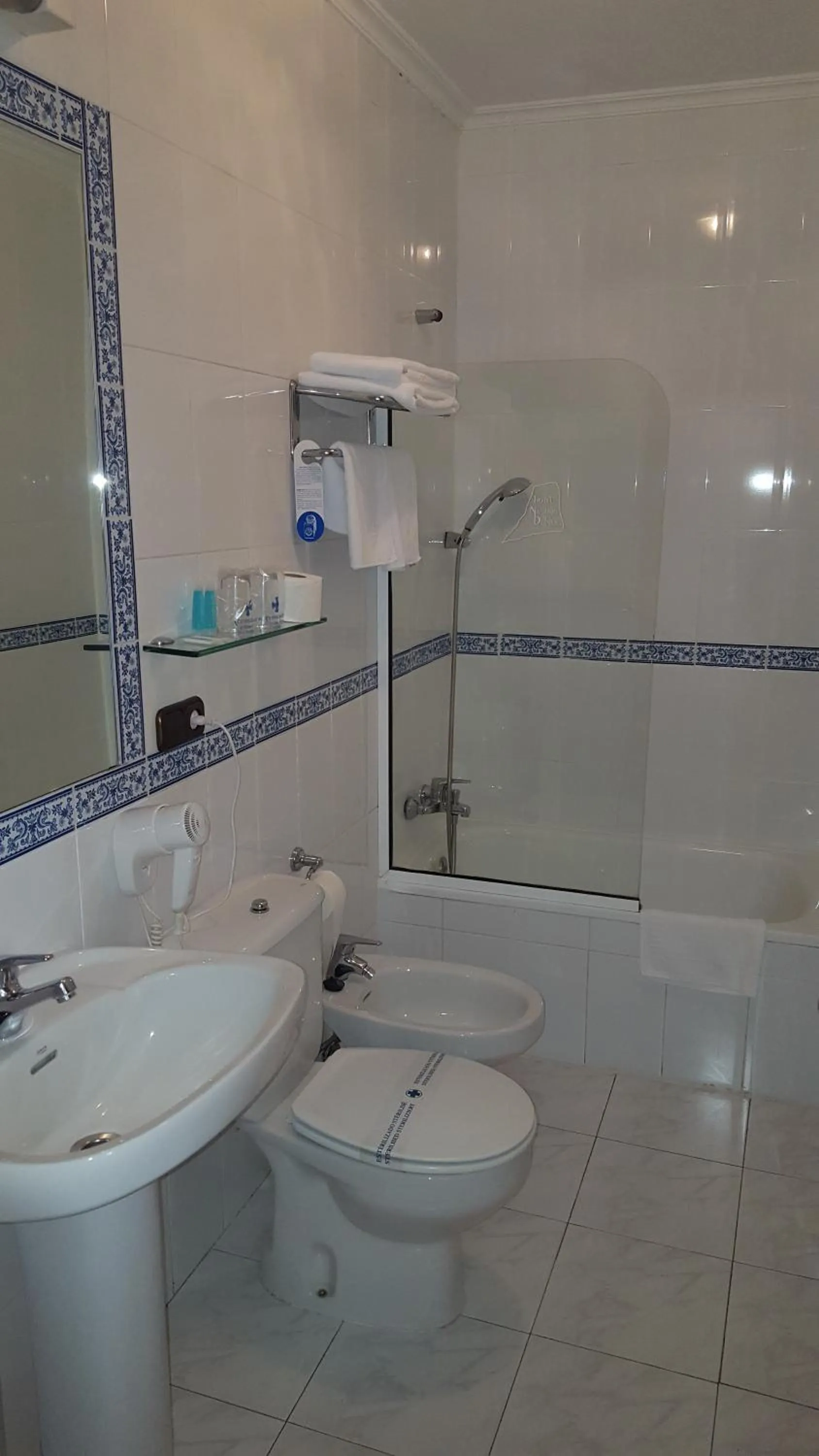 Toilet in Hotel Naranjo De Bulnes
