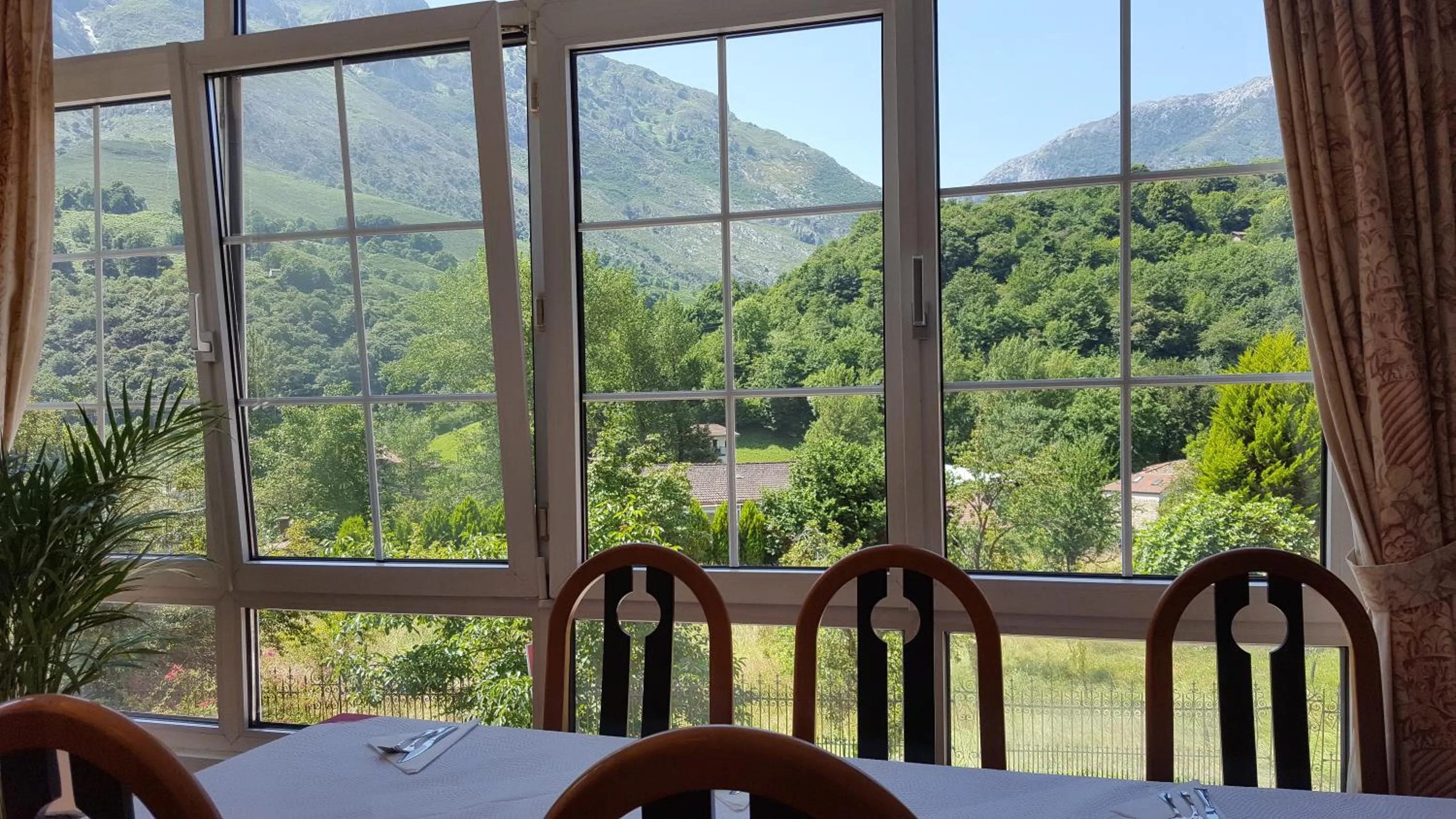 Restaurant/places to eat in Hotel Naranjo De Bulnes