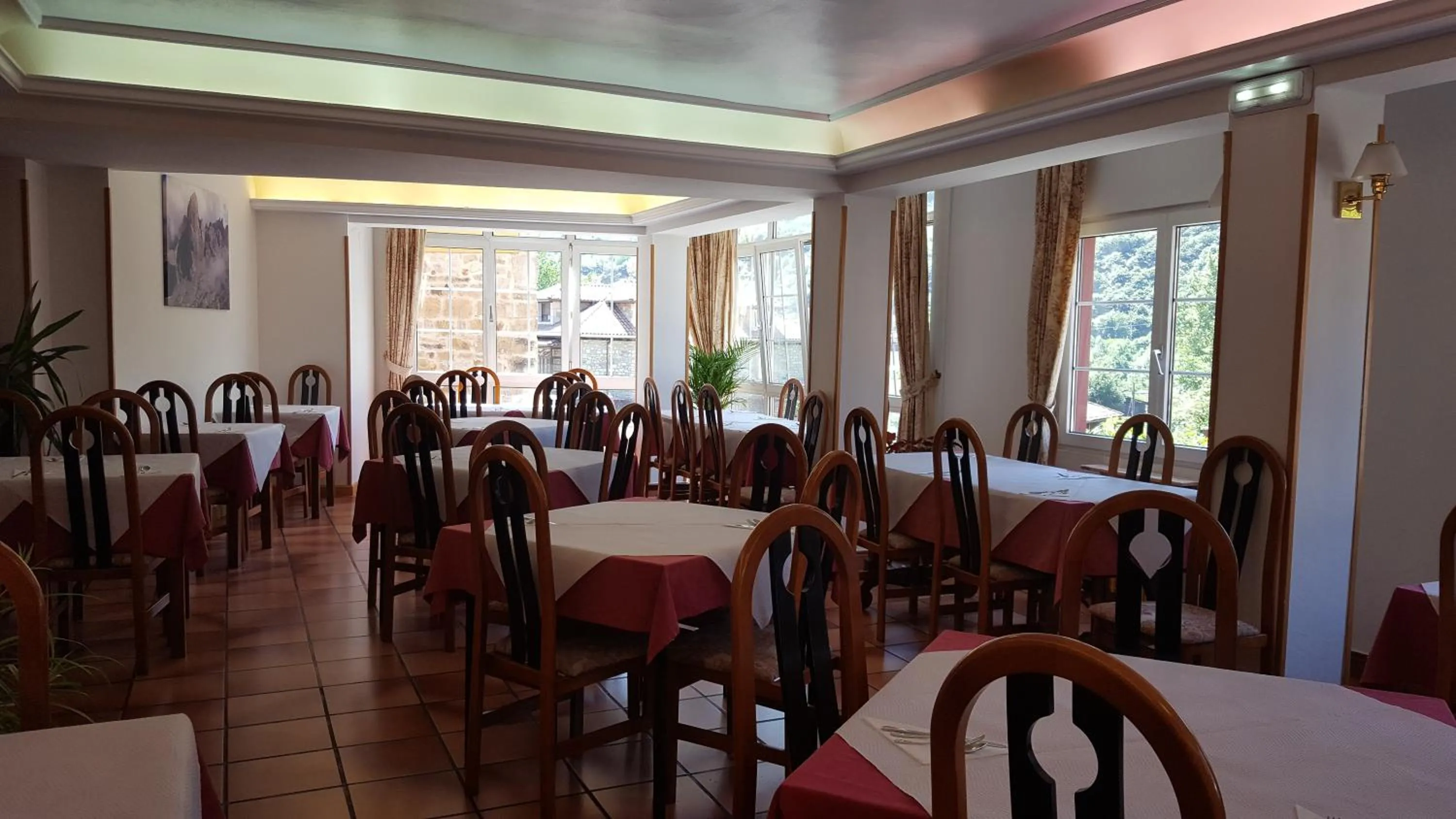 Restaurant/places to eat in Hotel Naranjo De Bulnes