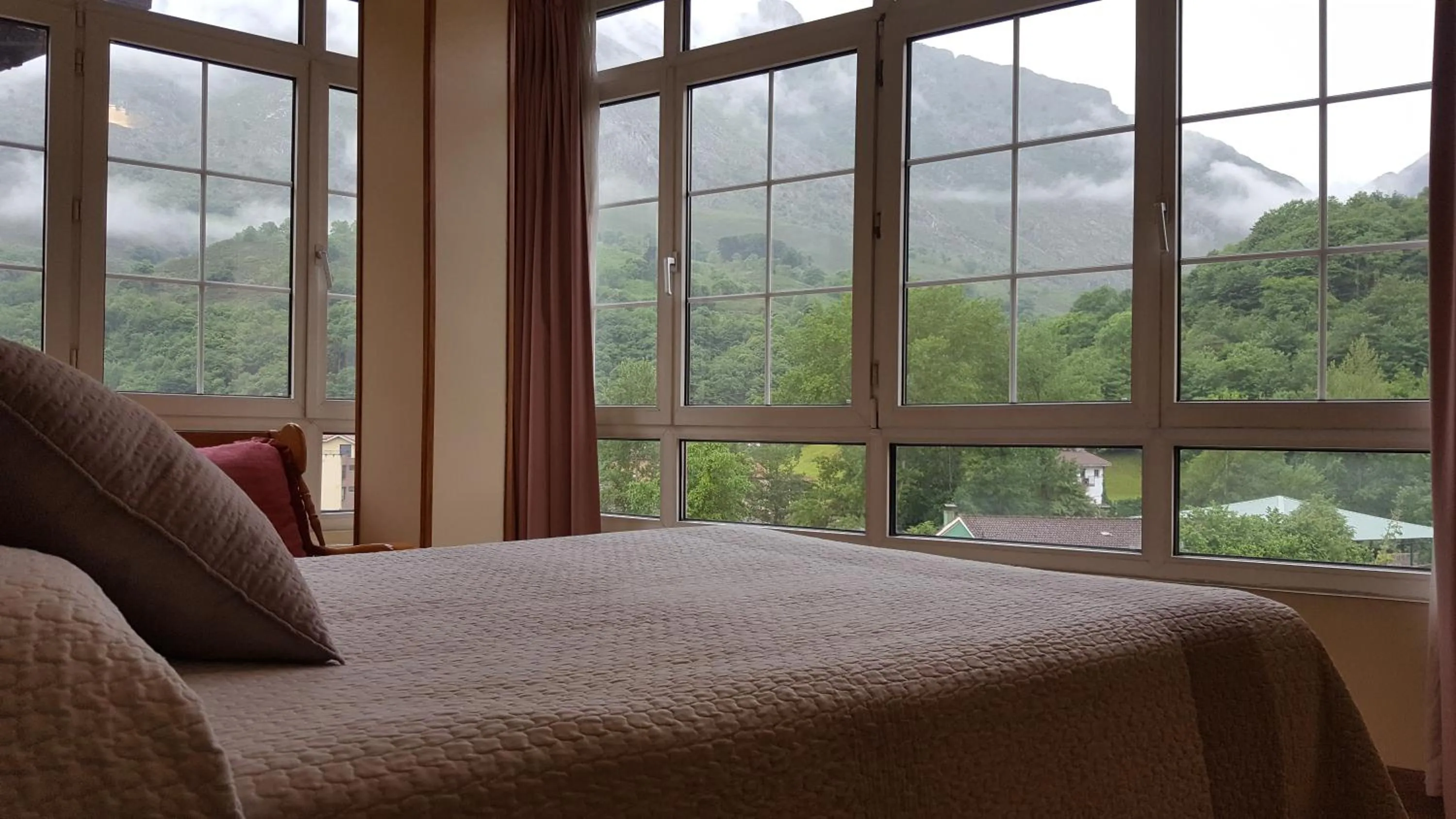 Bedroom, Bed in Hotel Naranjo De Bulnes