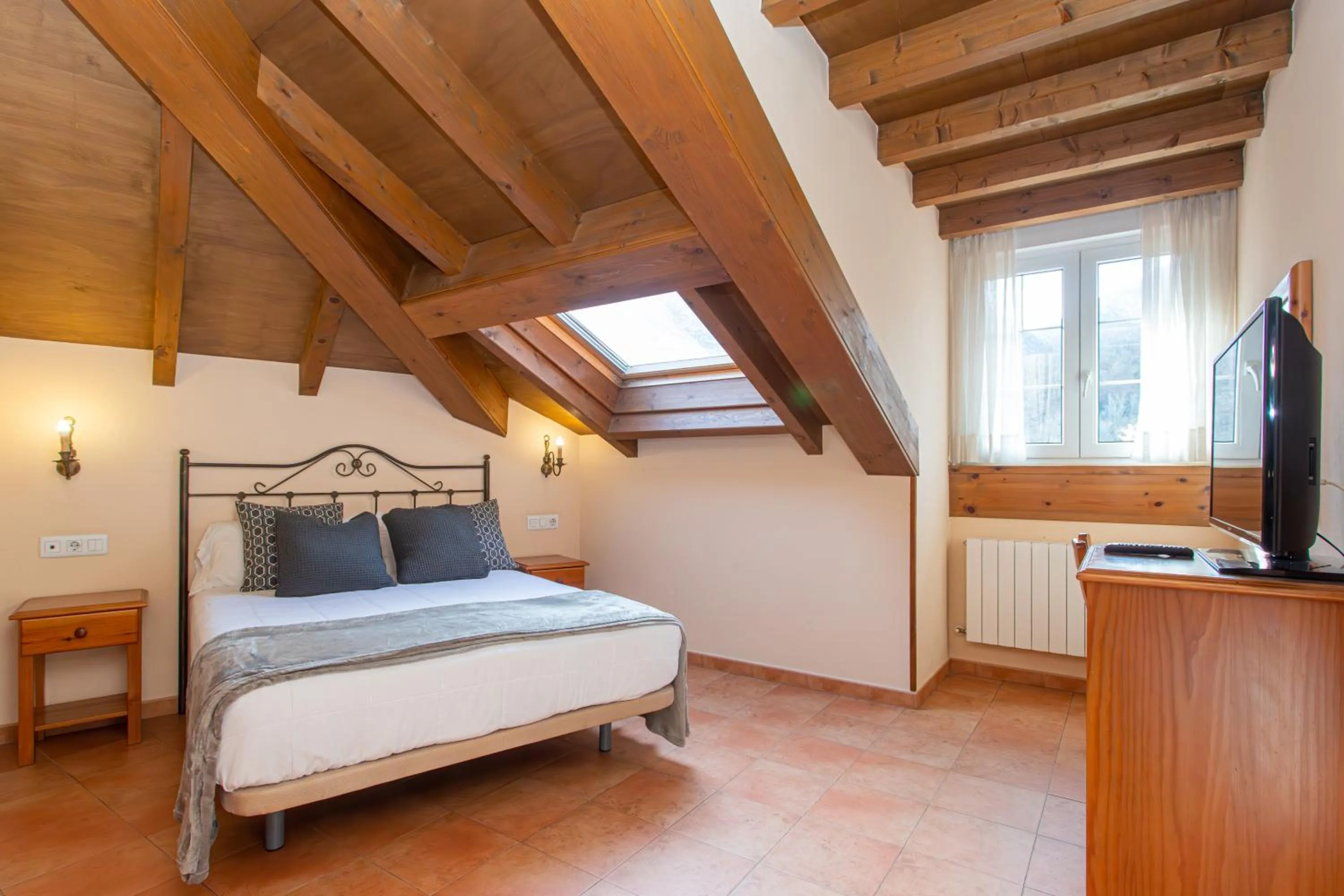 Photo of the whole room, Bed in Hotel Naranjo De Bulnes