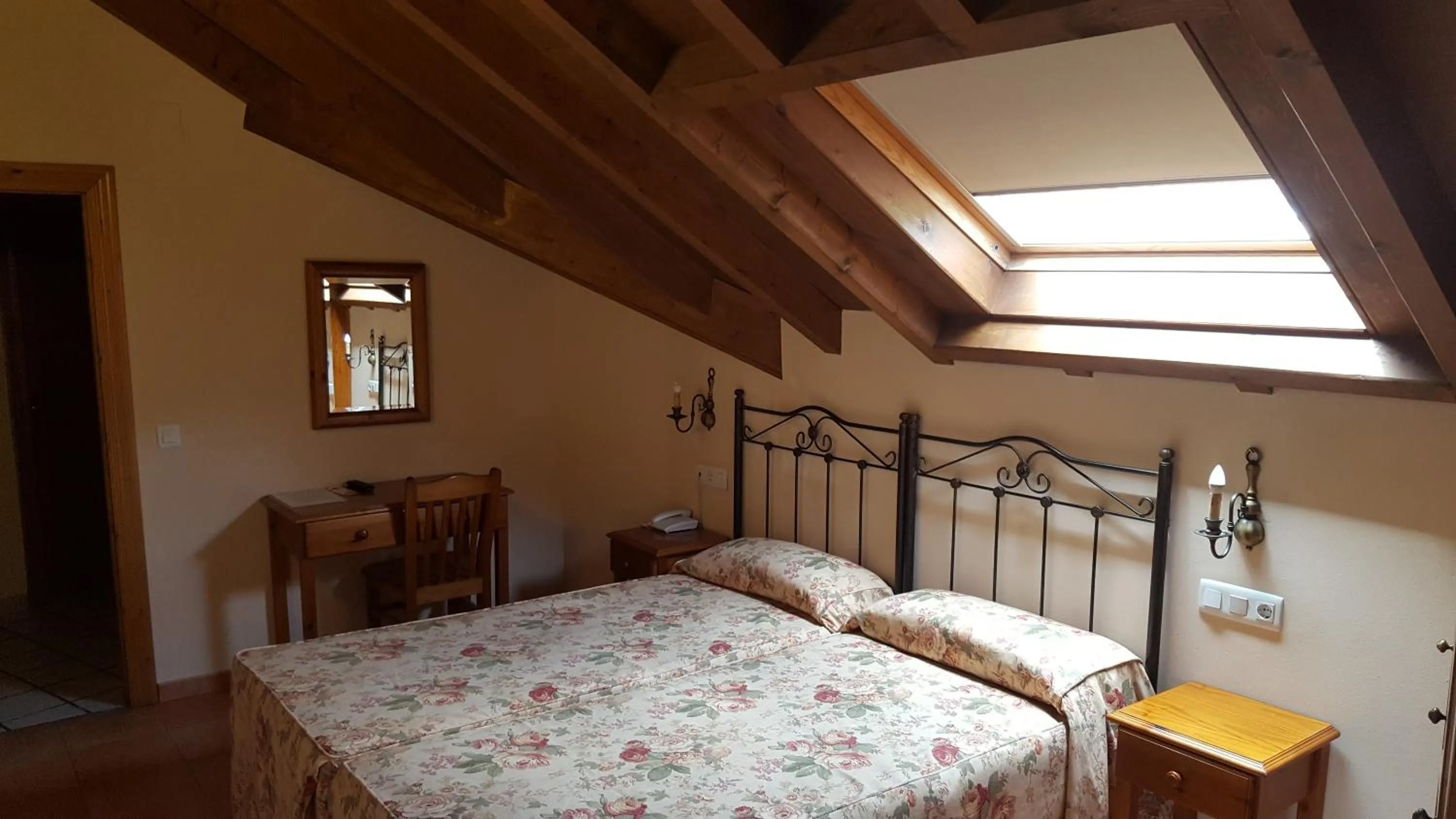 Bedroom, Bed in Hotel Naranjo De Bulnes