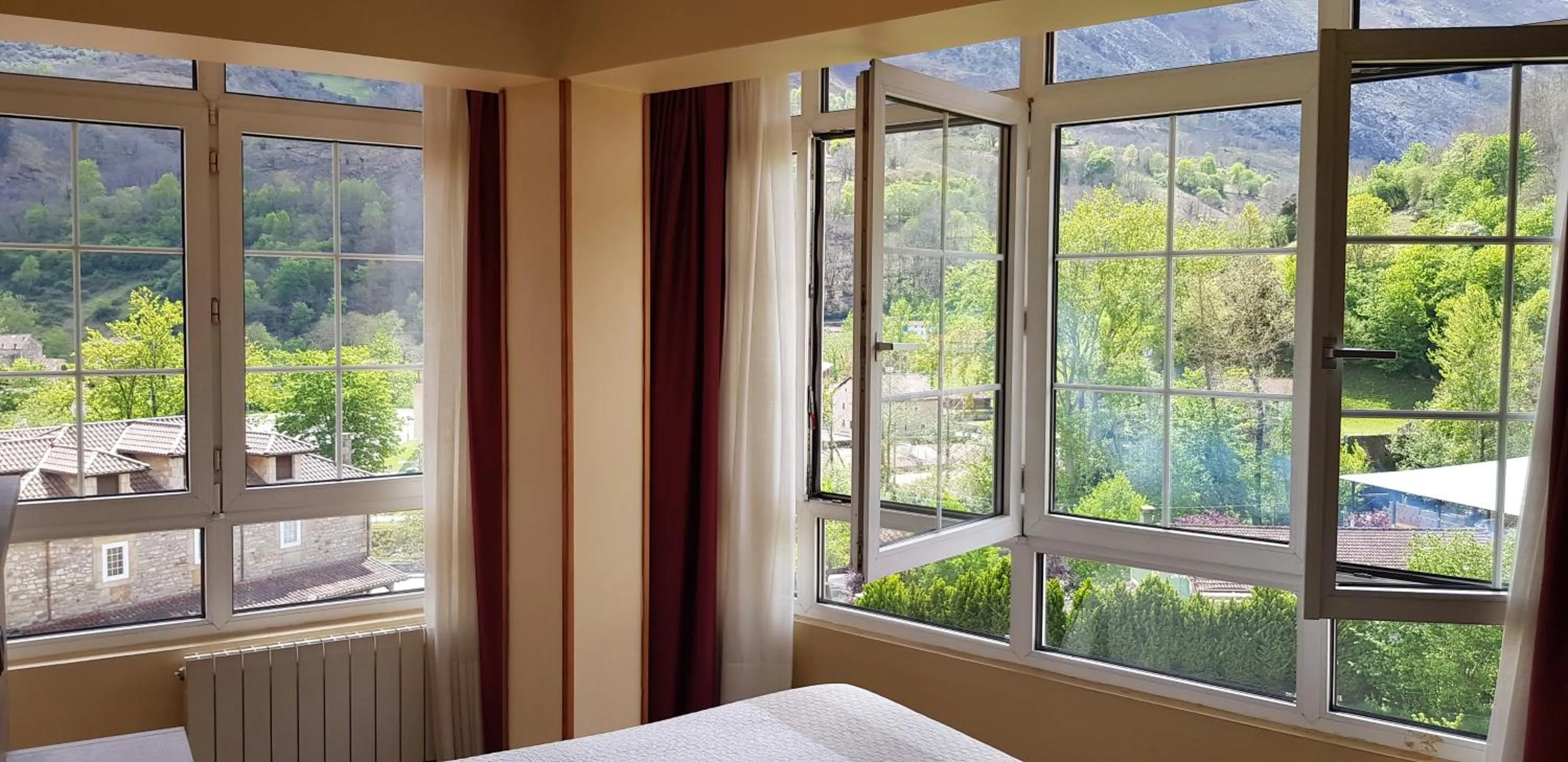 Mountain view in Hotel Naranjo De Bulnes