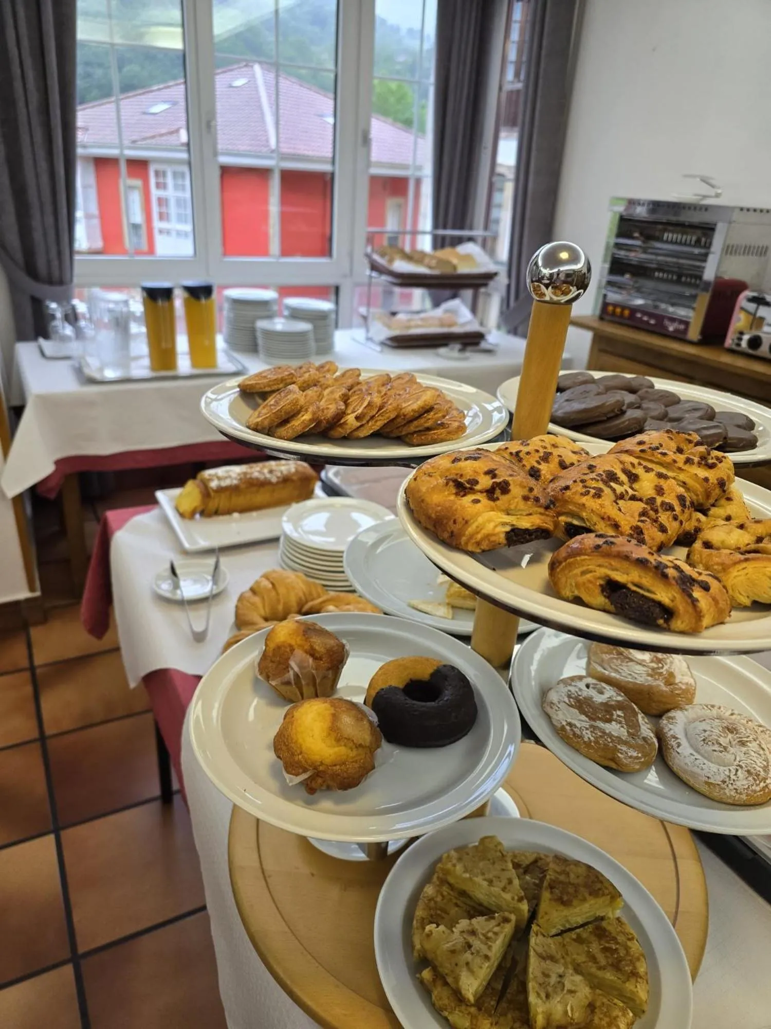 Breakfast in Hotel Naranjo De Bulnes