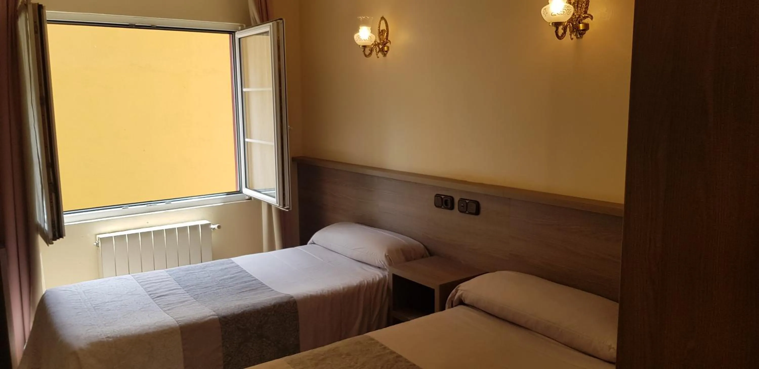 Property building, Bed in Hotel Naranjo De Bulnes