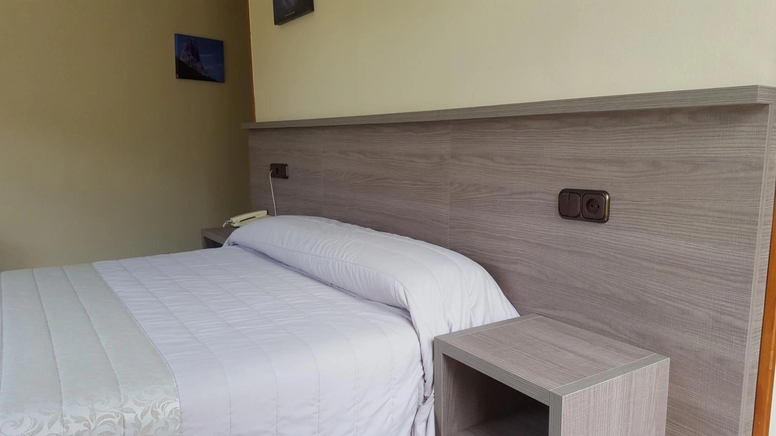 Photo of the whole room, Bed in Hotel Naranjo De Bulnes