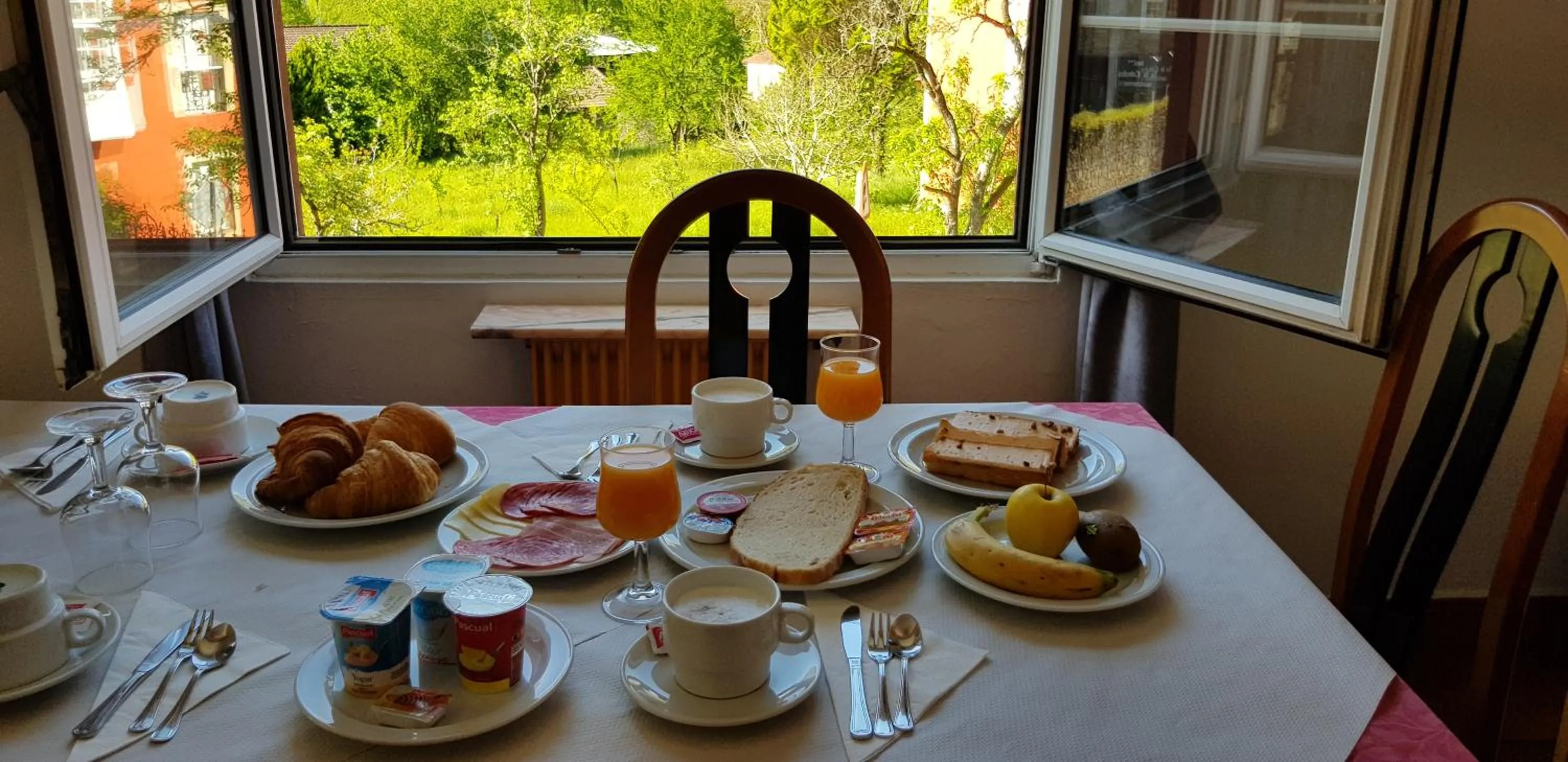 Breakfast in Hotel Naranjo De Bulnes