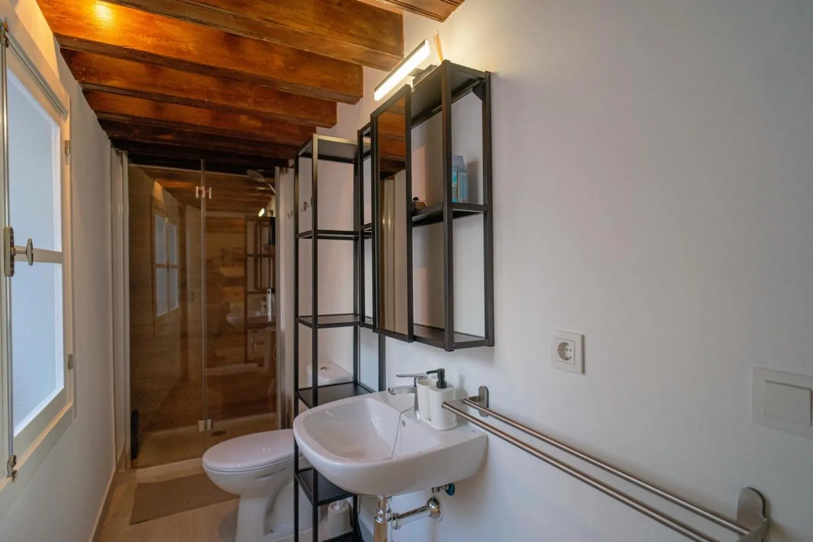 Shower in Apartamento Duplex casa Palacio rehabilitado centro El Puerto