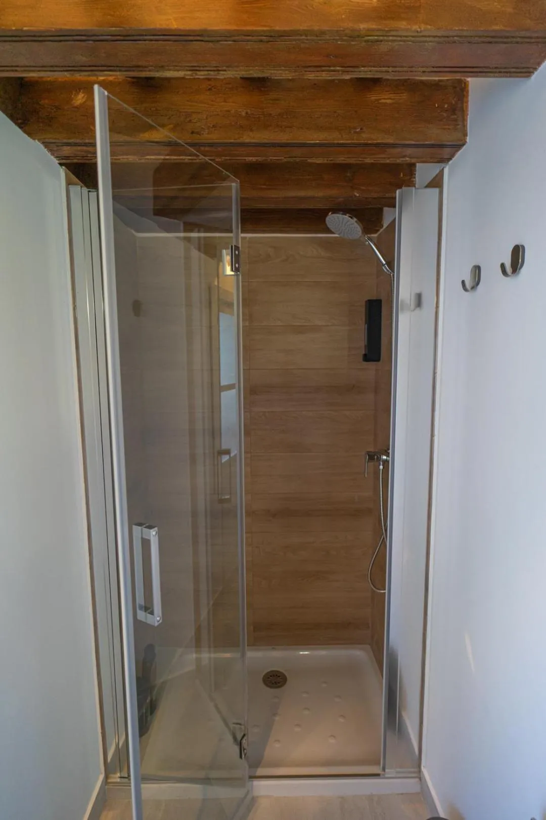 Shower in Apartamento Duplex casa Palacio rehabilitado centro El Puerto