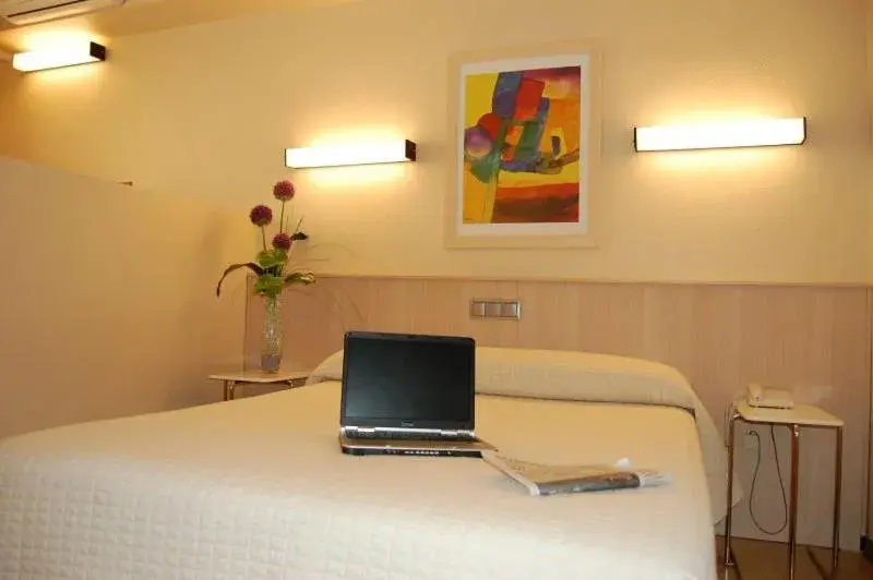 Photo of the whole room, Bed in Hotel Alaiz Photo of the whole room, Bed in Hotel Alaiz