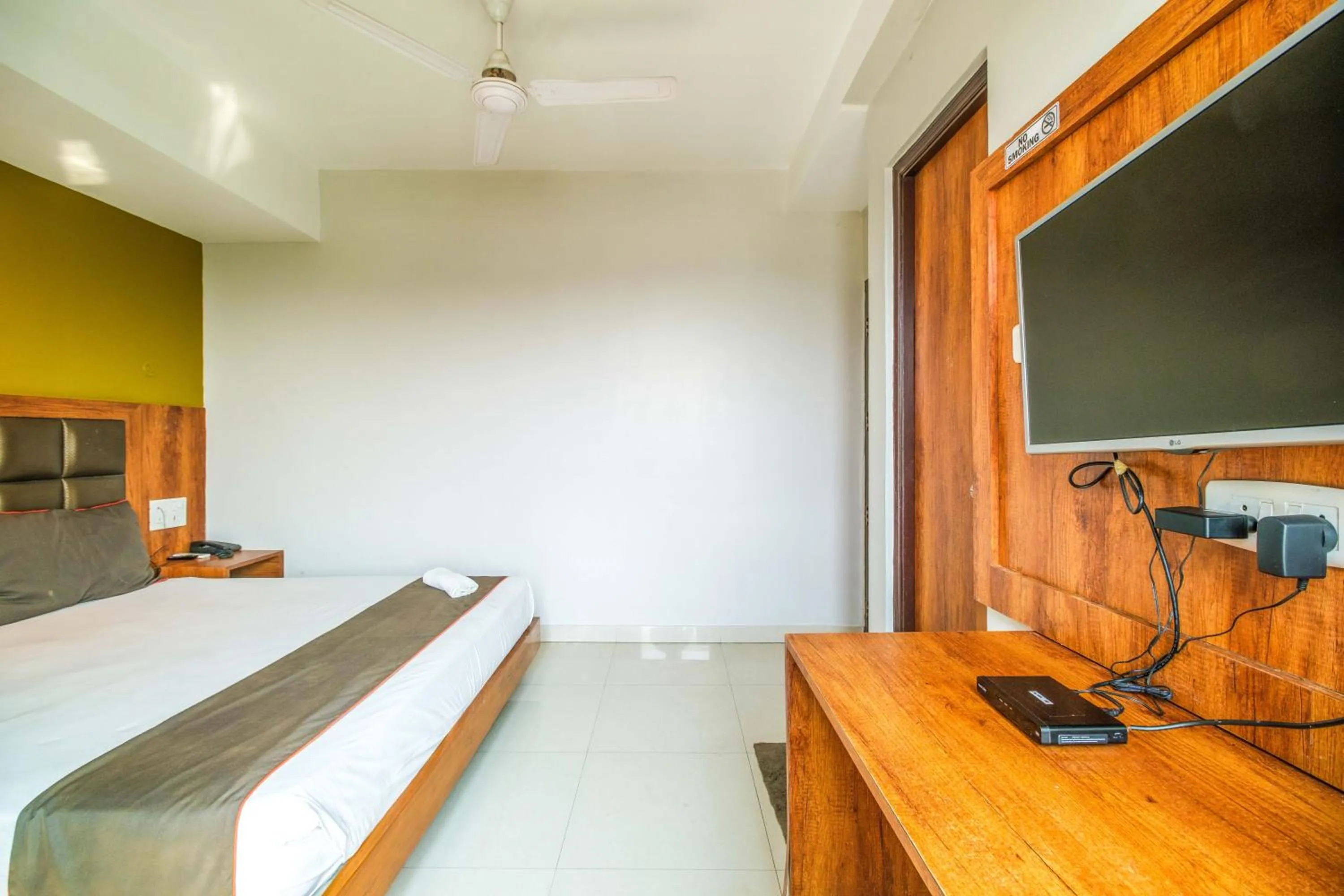 Bed in Hotel Parnil Residency