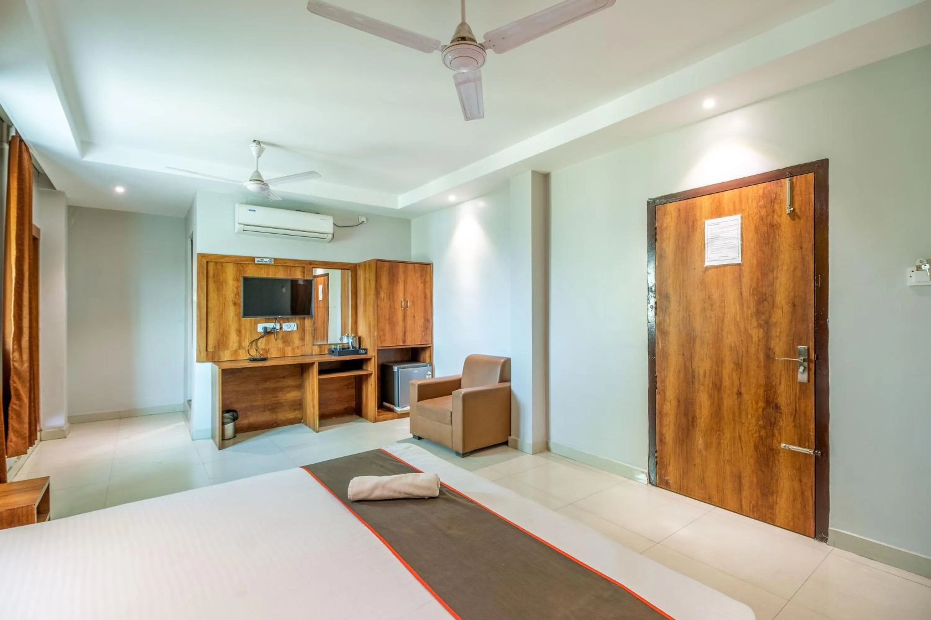 Bed in Hotel Parnil Residency