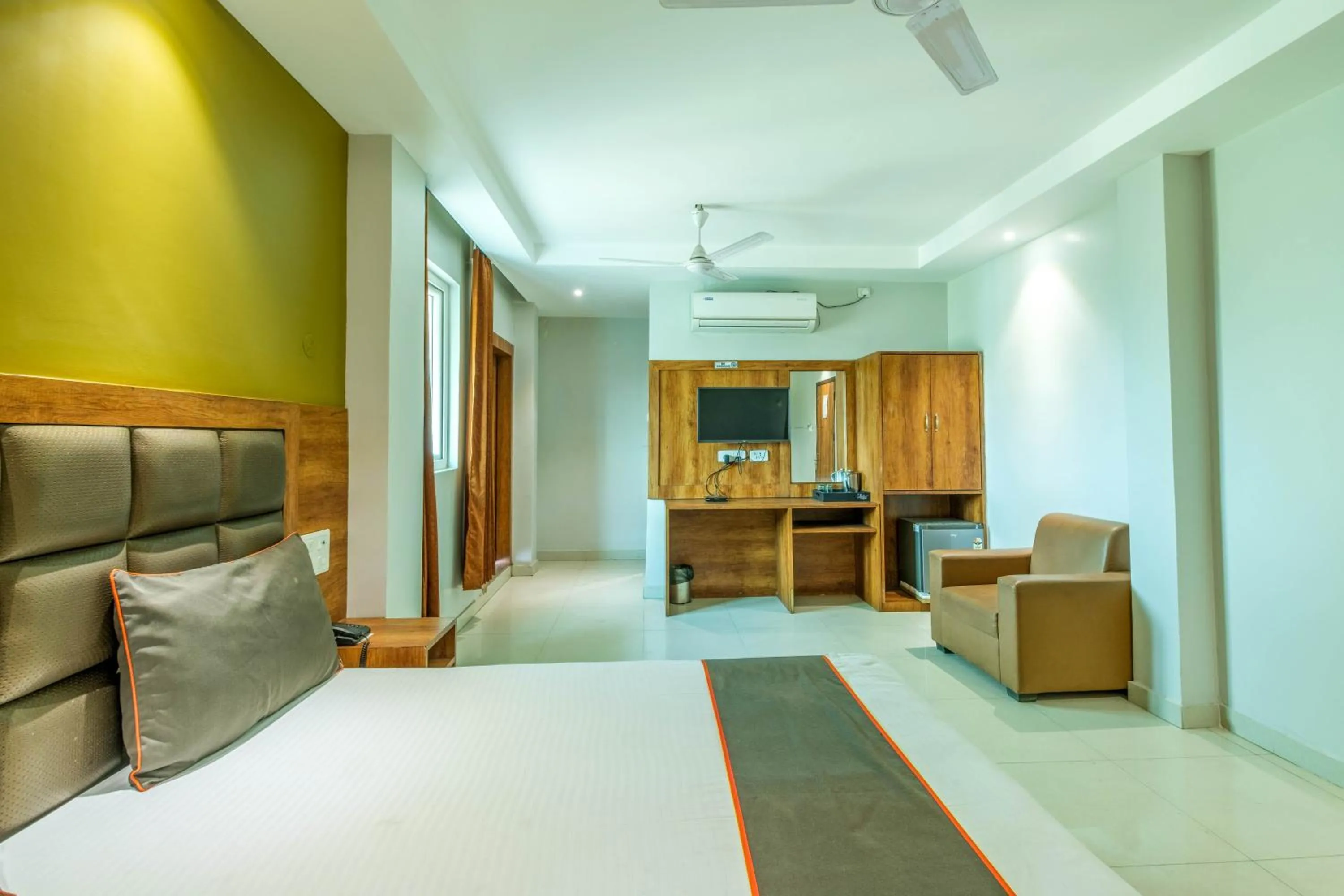 Bed in Hotel Parnil Residency