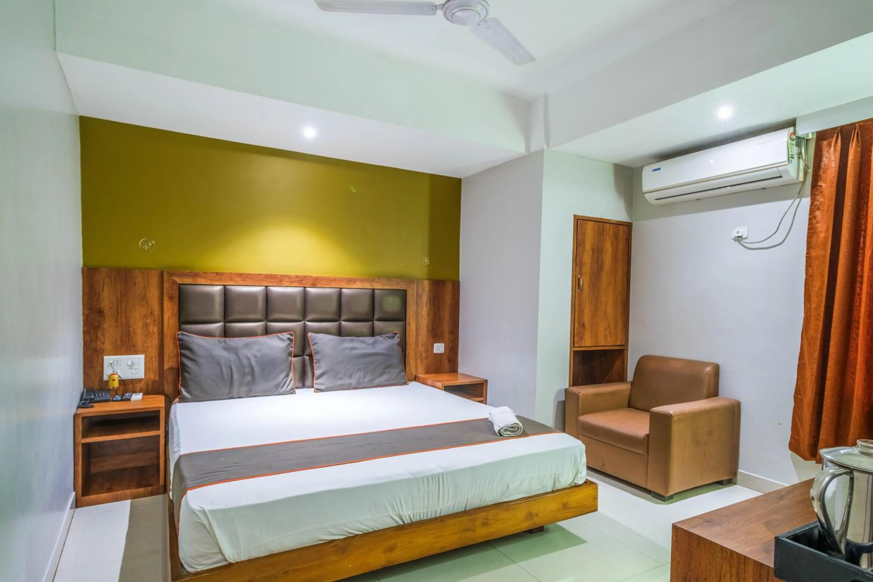 Bed in Hotel Parnil Residency