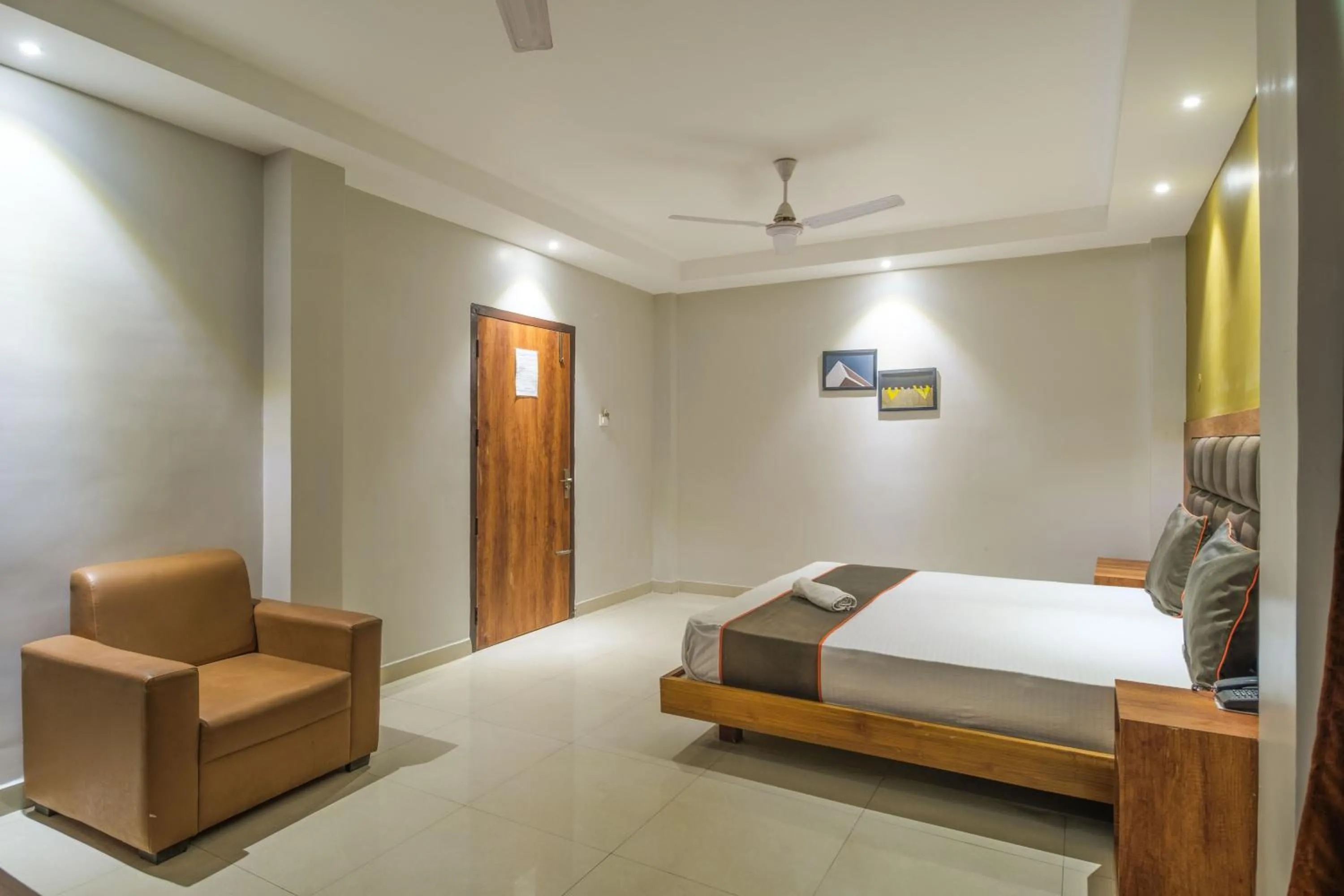 Bed in Hotel Parnil Residency