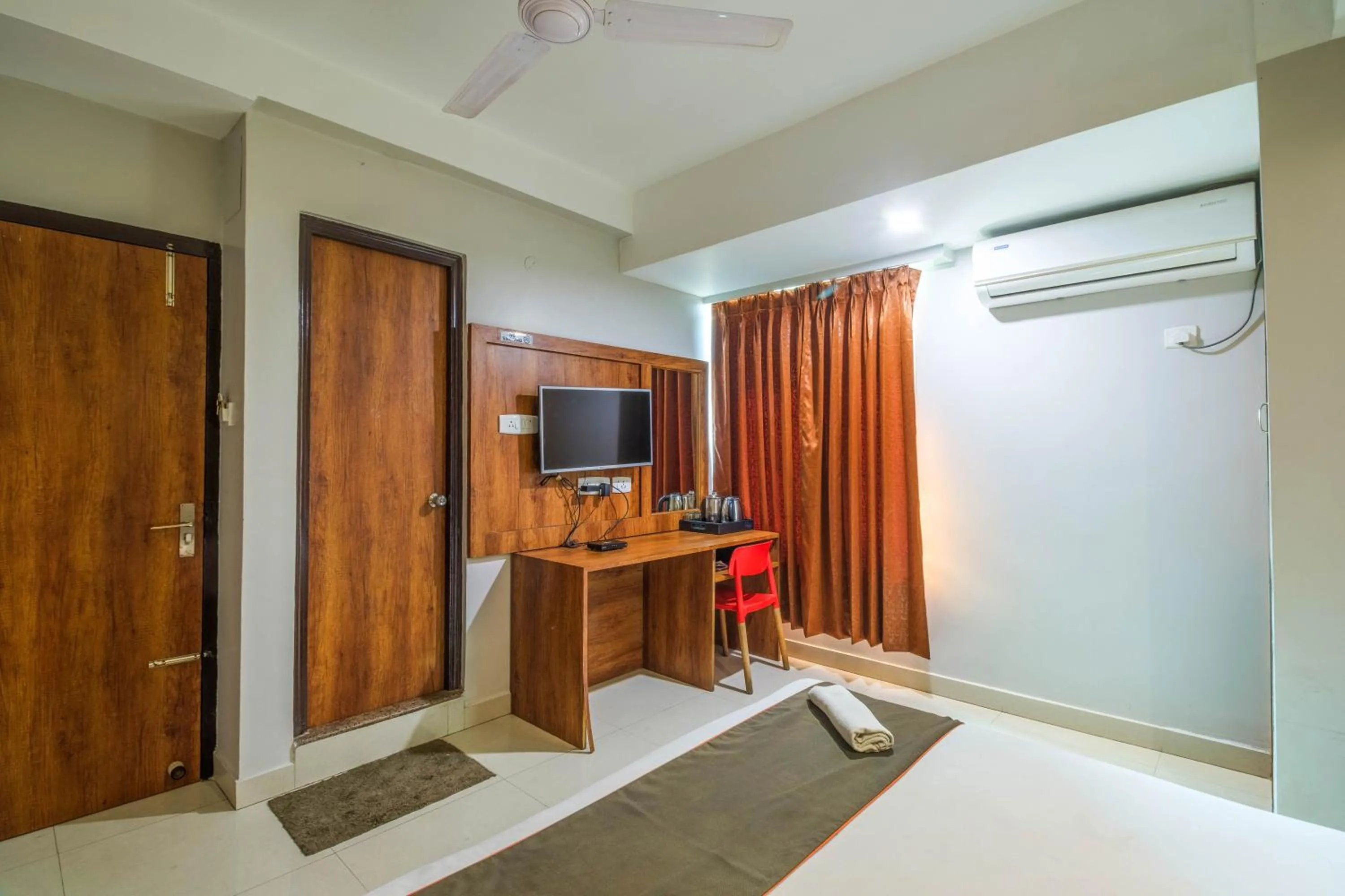 Bed in Hotel Parnil Residency