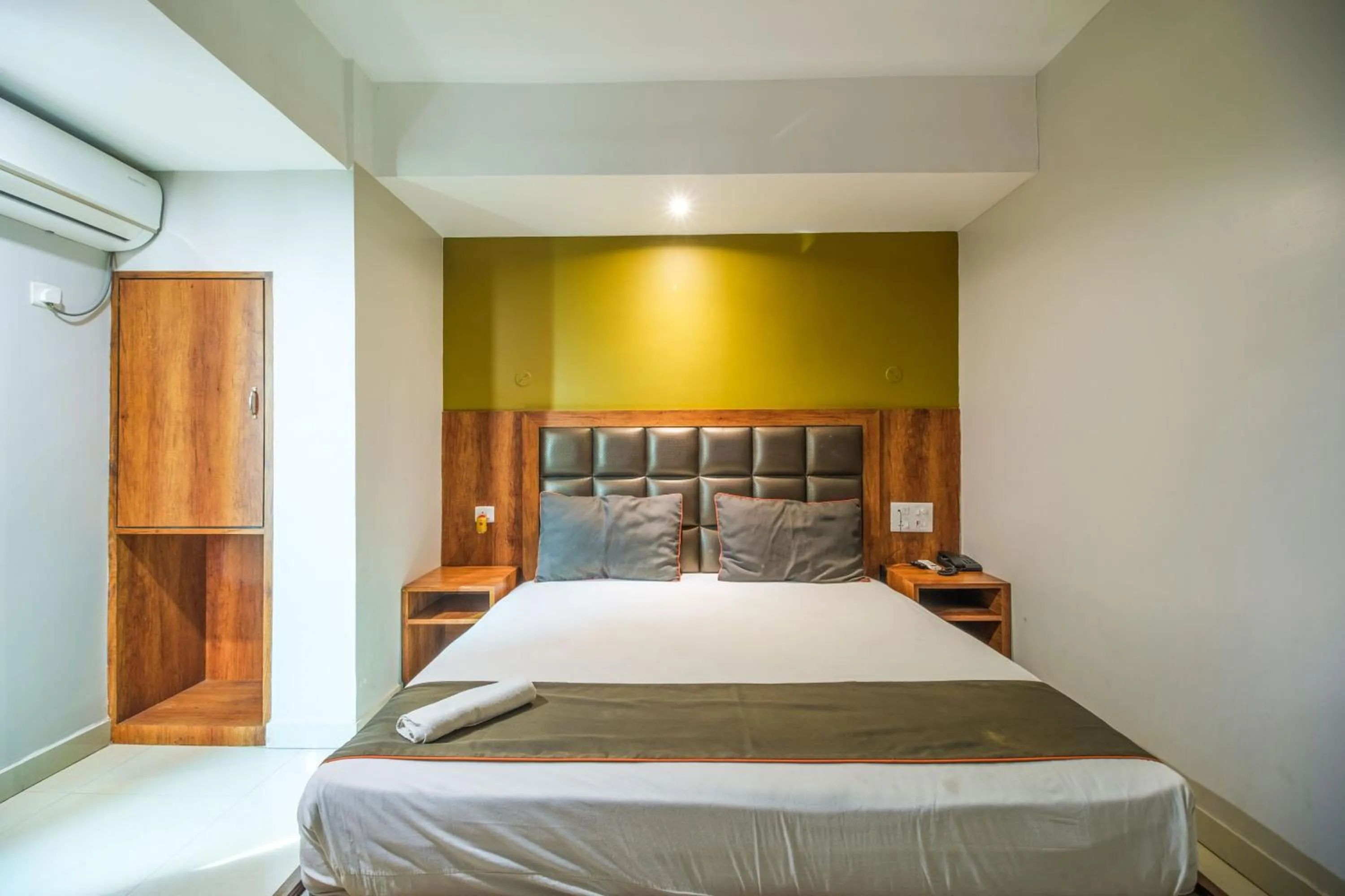 Bed in Hotel Parnil Residency