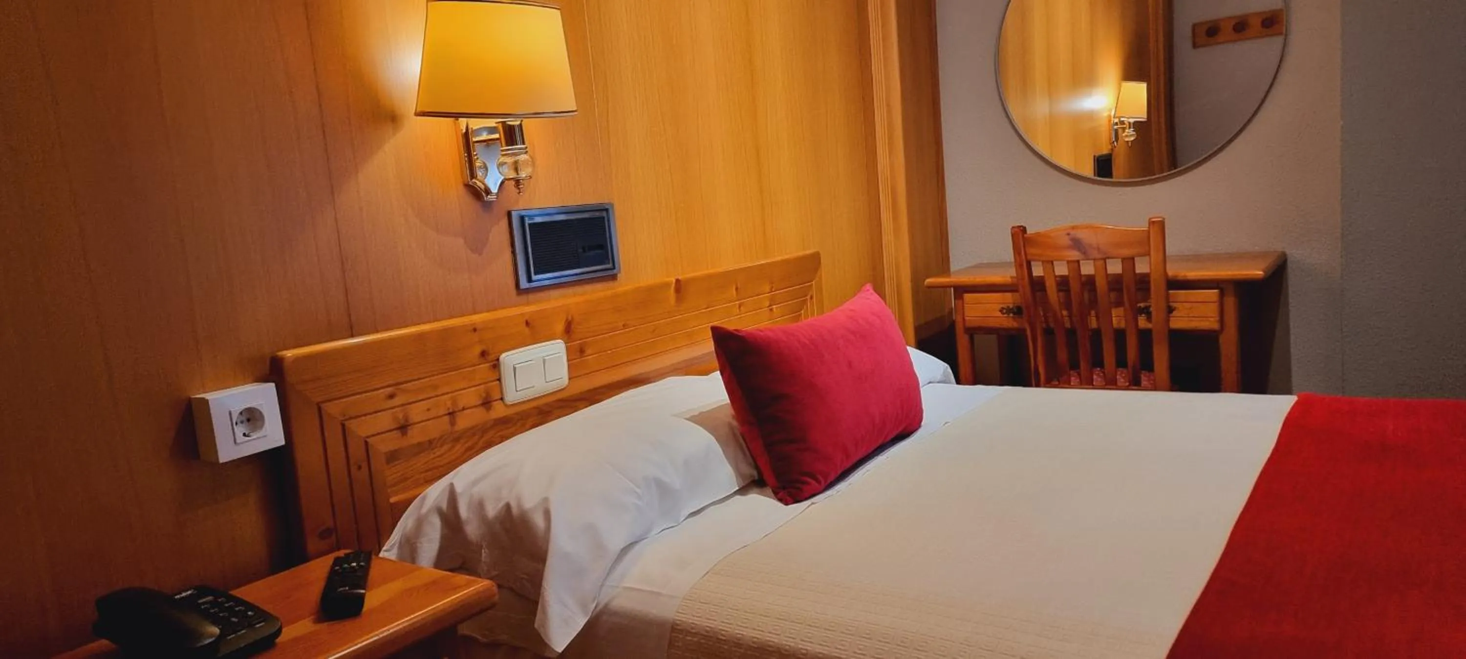 Bedroom, Bed in Hotel Real De Toledo