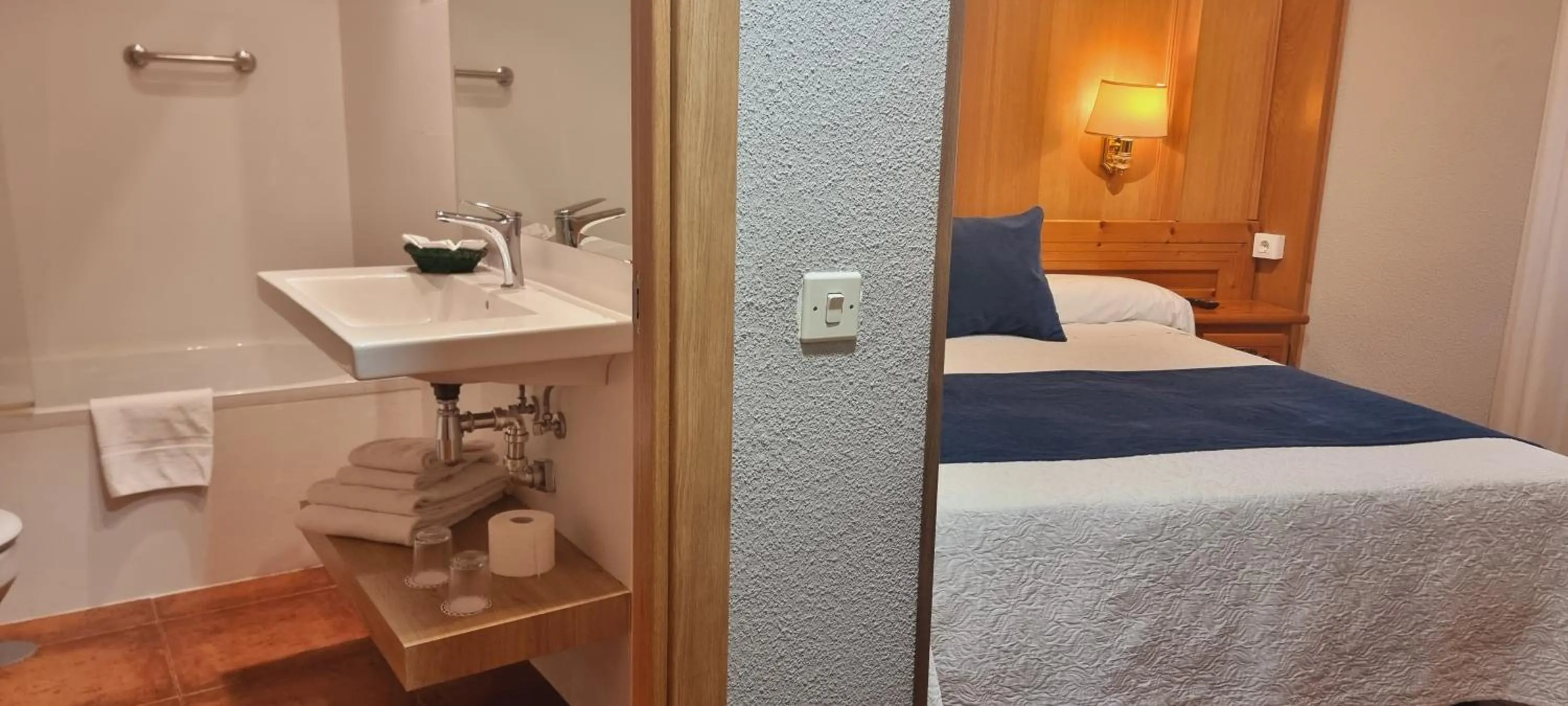 Photo of the whole room, Bed in Hotel Real De Toledo