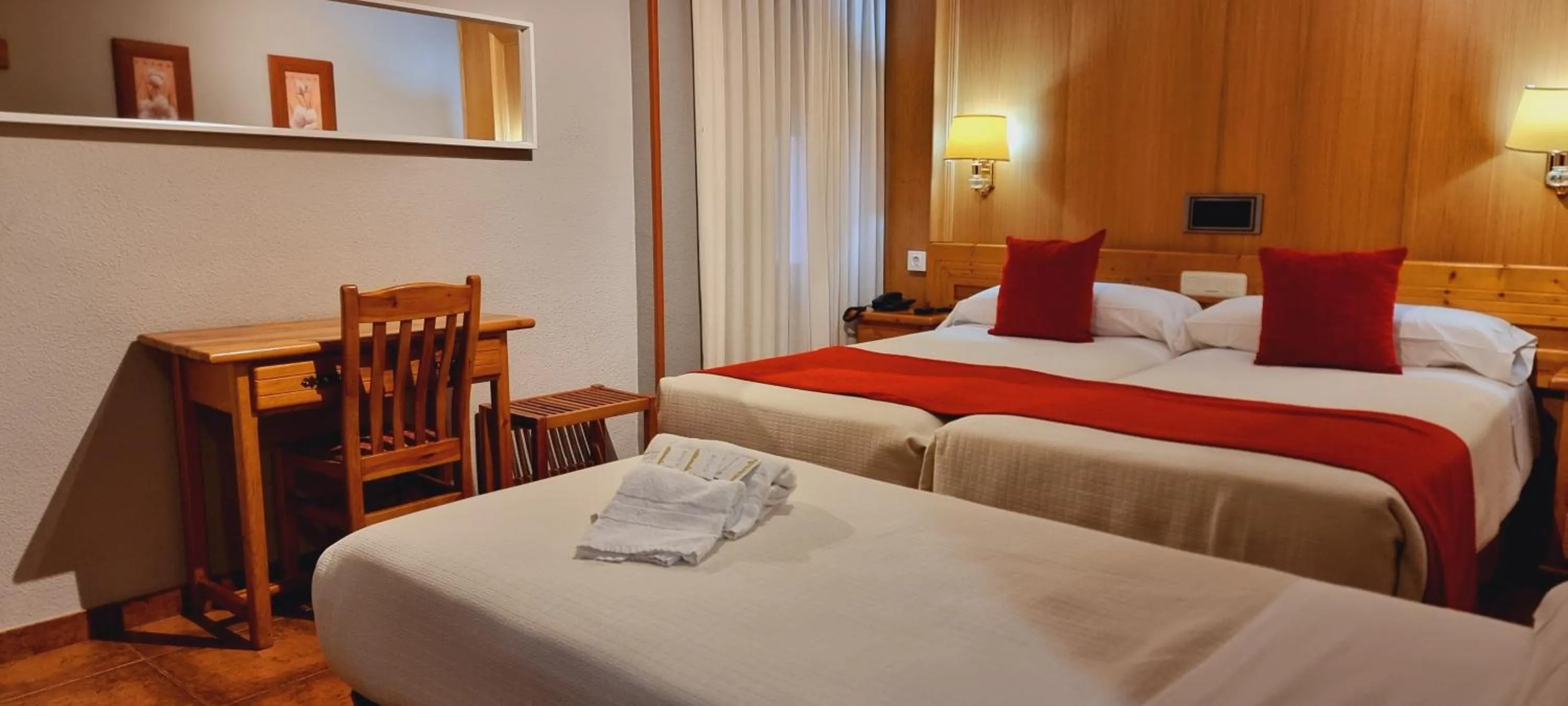 Bedroom, Bed in Hotel Real De Toledo