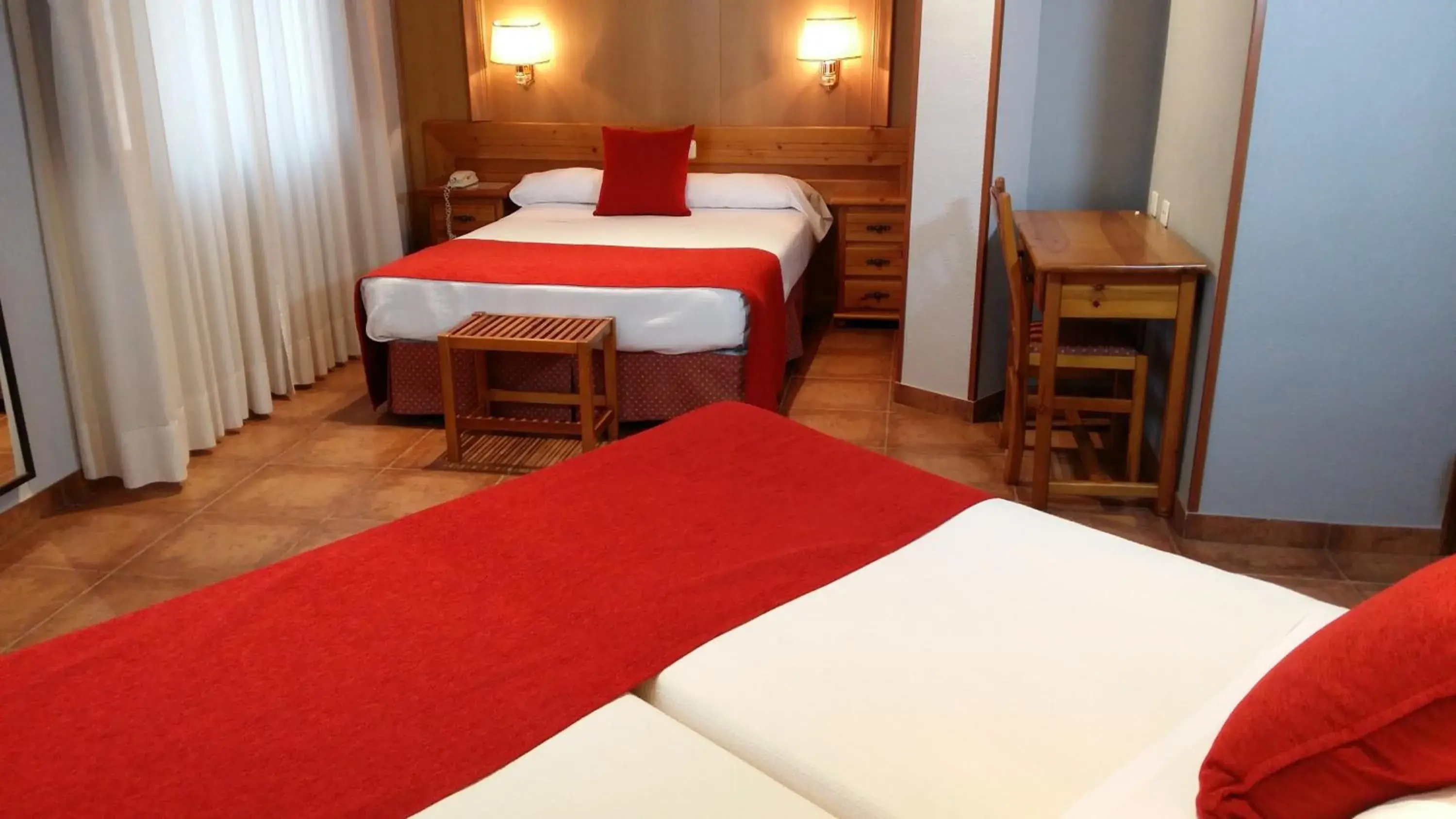 Standard Family Room in Hotel Real De Toledo Standard Family Room in Hotel Real De Toledo