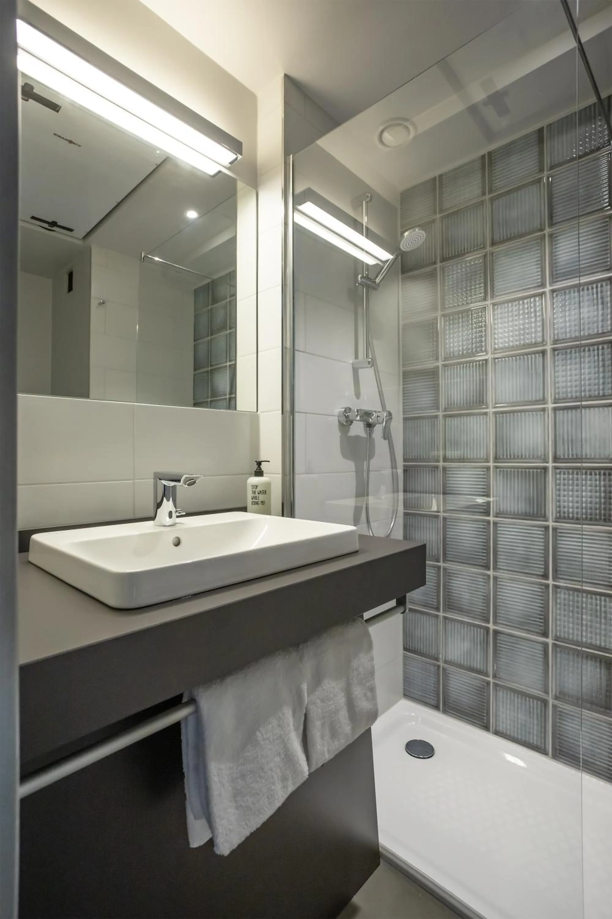 Shower in Lieblingsplatz Hotel Surf Rescue Club