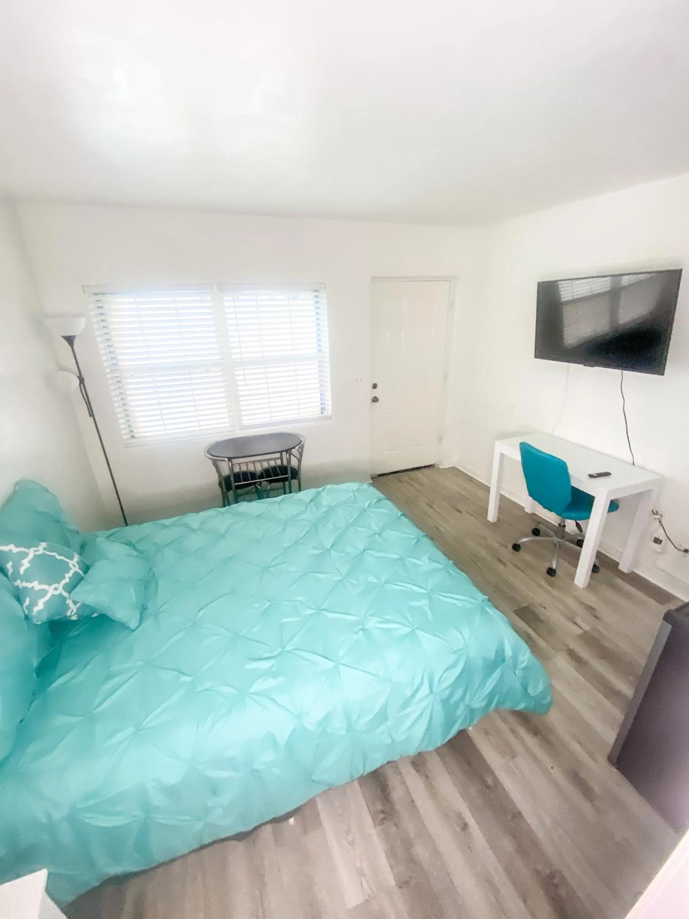 Bed in Uptown Inn & Suites