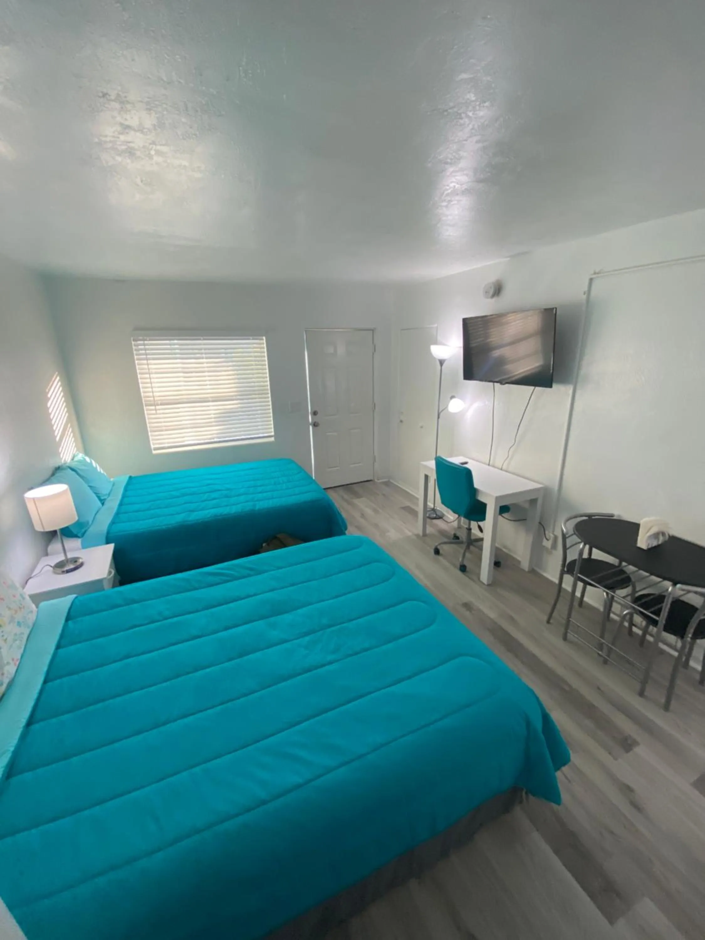 Bed in Uptown Inn & Suites