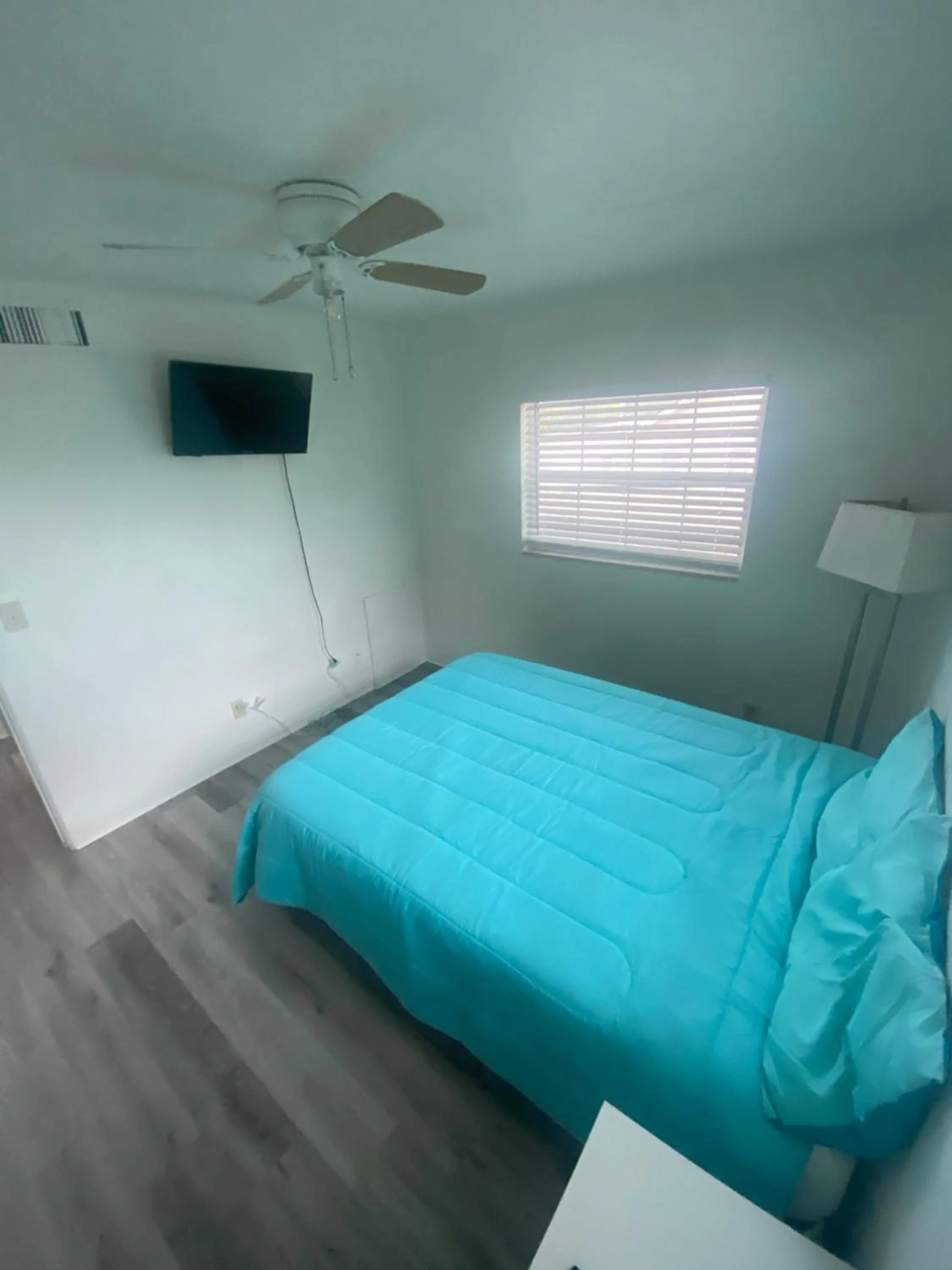 Bed in Uptown Inn & Suites